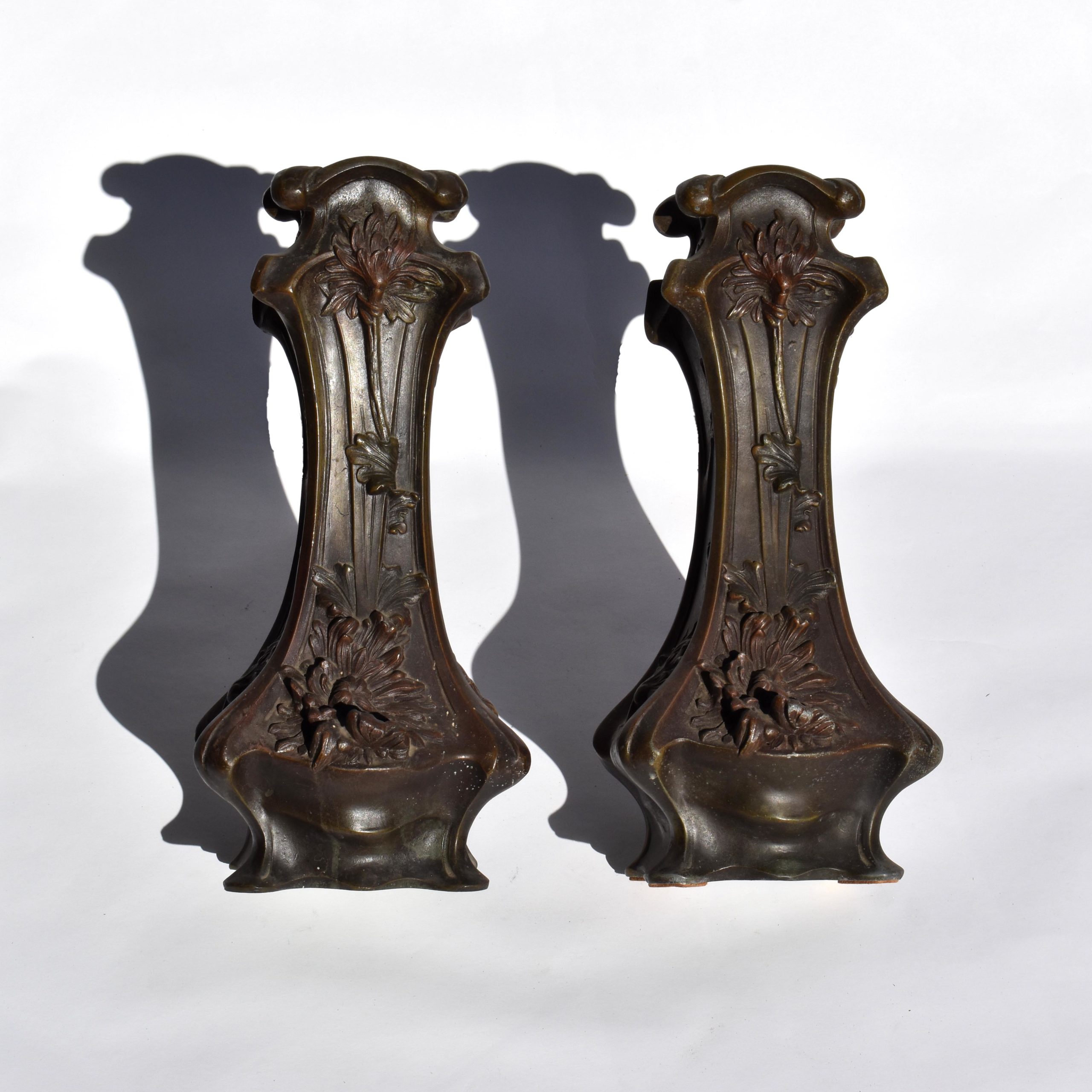 Paire de cassolettes 1900 en régule. Ces pièces étaient à l’époque utilisées comme diffuseurs de parfum.
