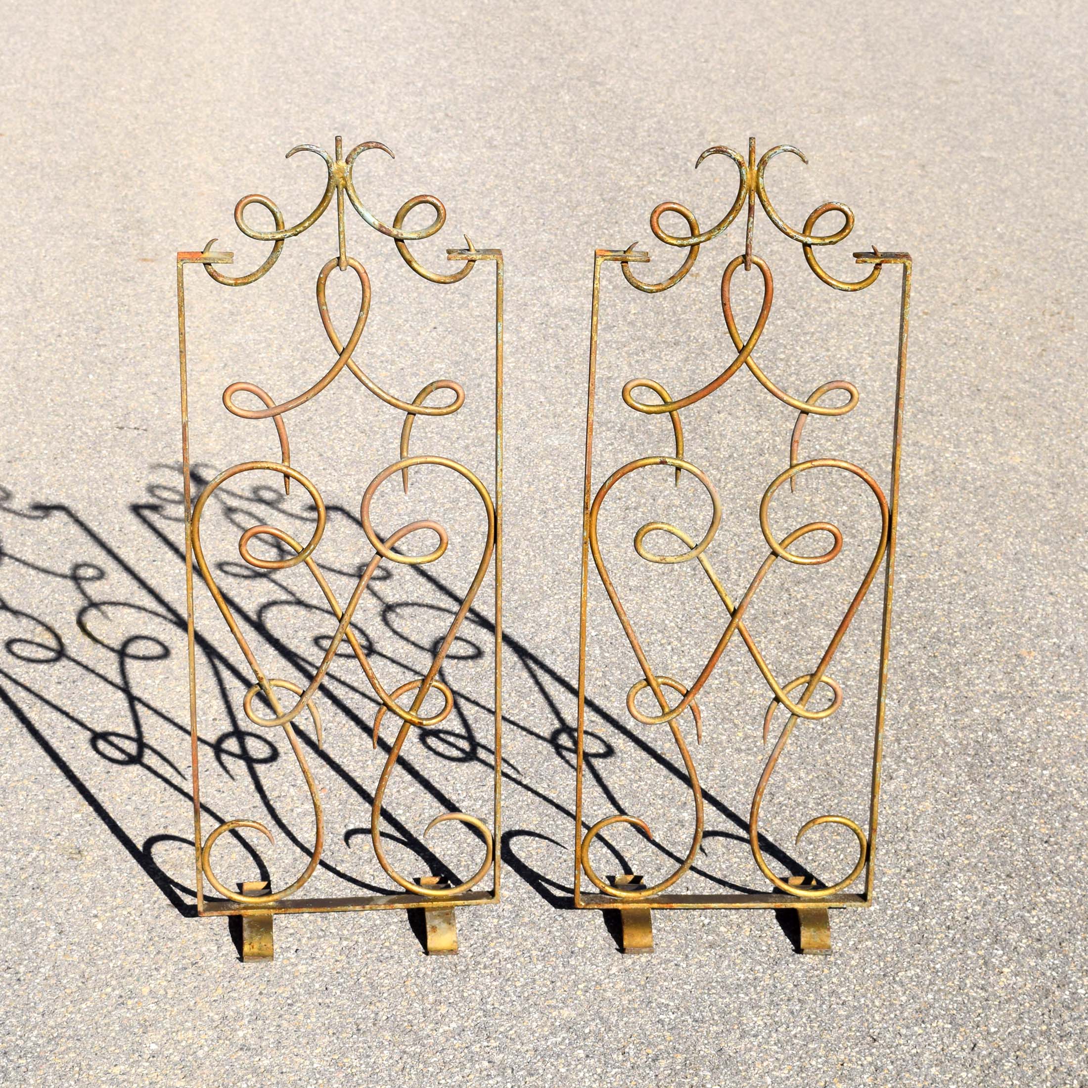 paire de petites grilles avec pattes de support. Fer forgé 1940's paravents ou pare-étincelles