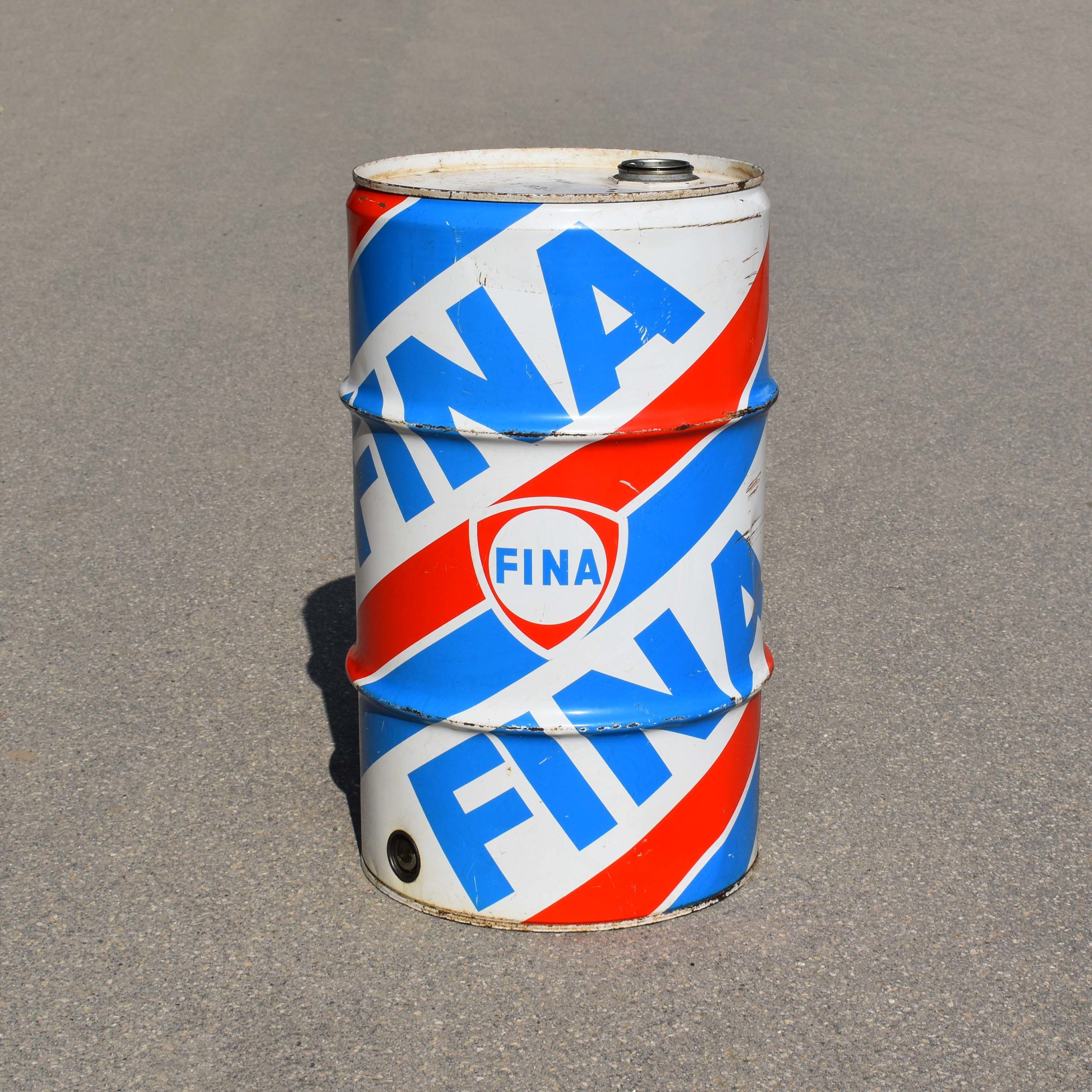 Petit fût d’huile de la marque Fina. Probablement de 50litres. Peut-être des années 80 à 90. Diamètre 40cm, et hauteur 62,5cm.