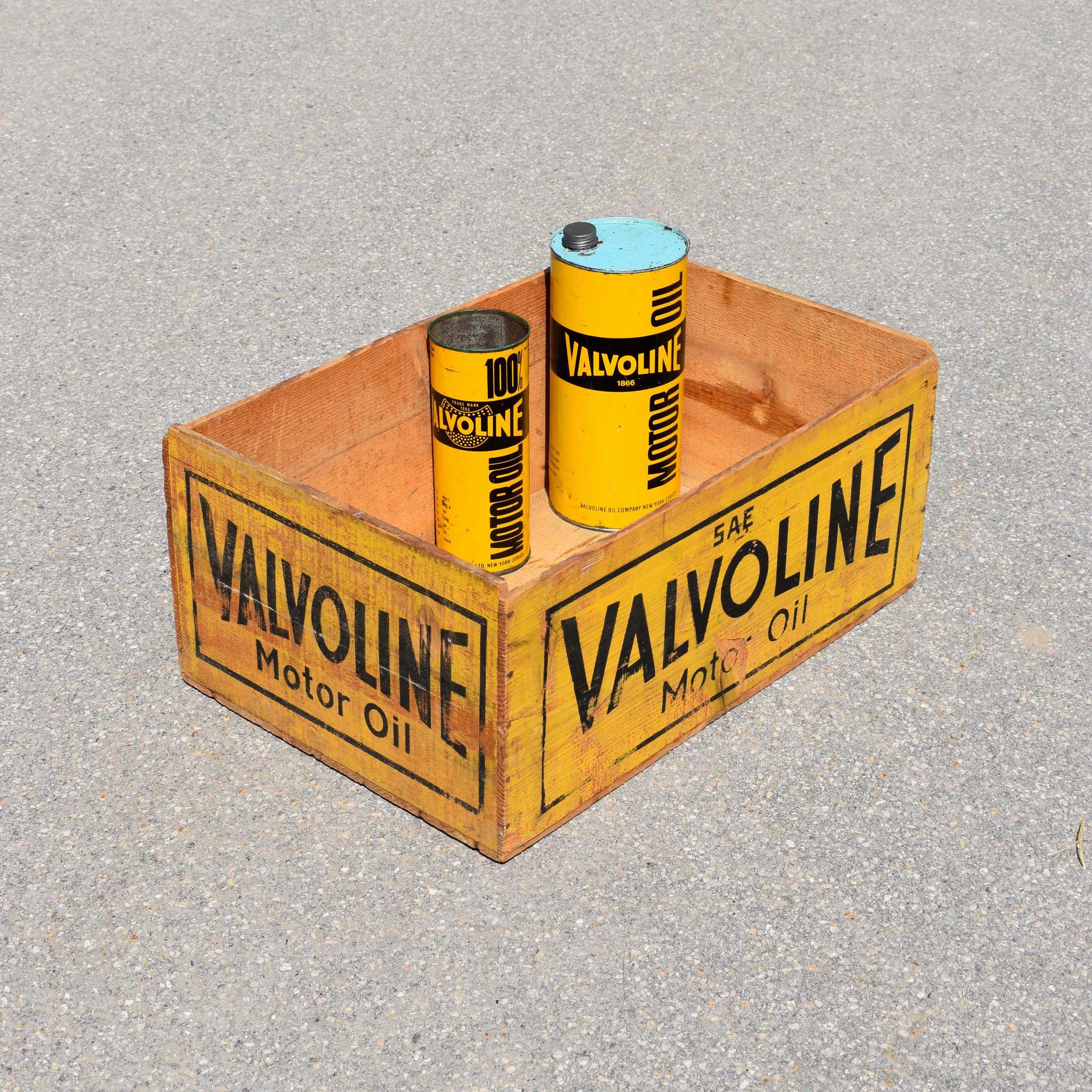 Caisse de transport en bois, pour les bidons d’huile Valvoline. Années 1950, avec peinture jaune, et lettrage d’origine bien visible.