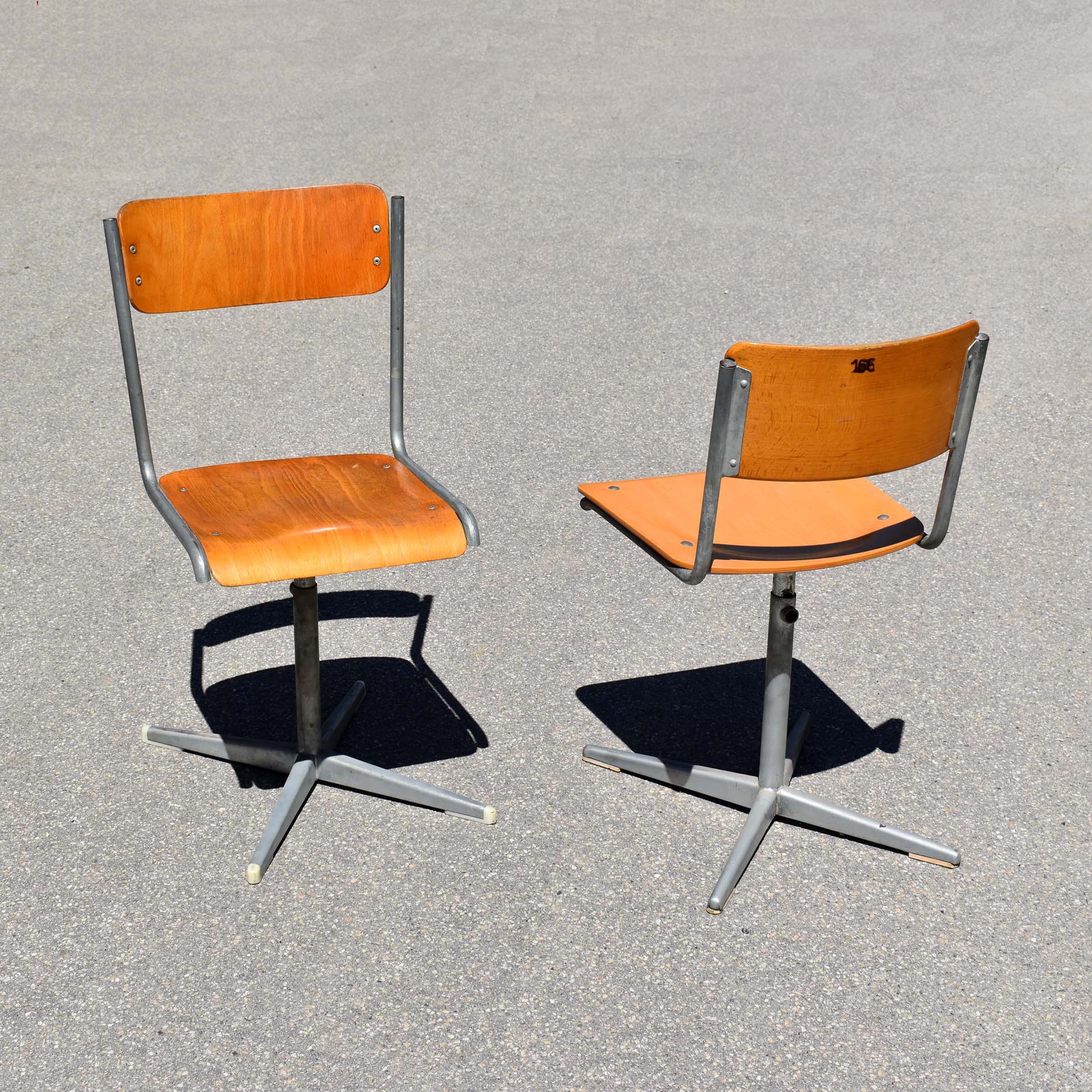 2 chaises scolaires Suisses vintage dépareillées pied en croix. Vintage Schweizer Schulstühle.