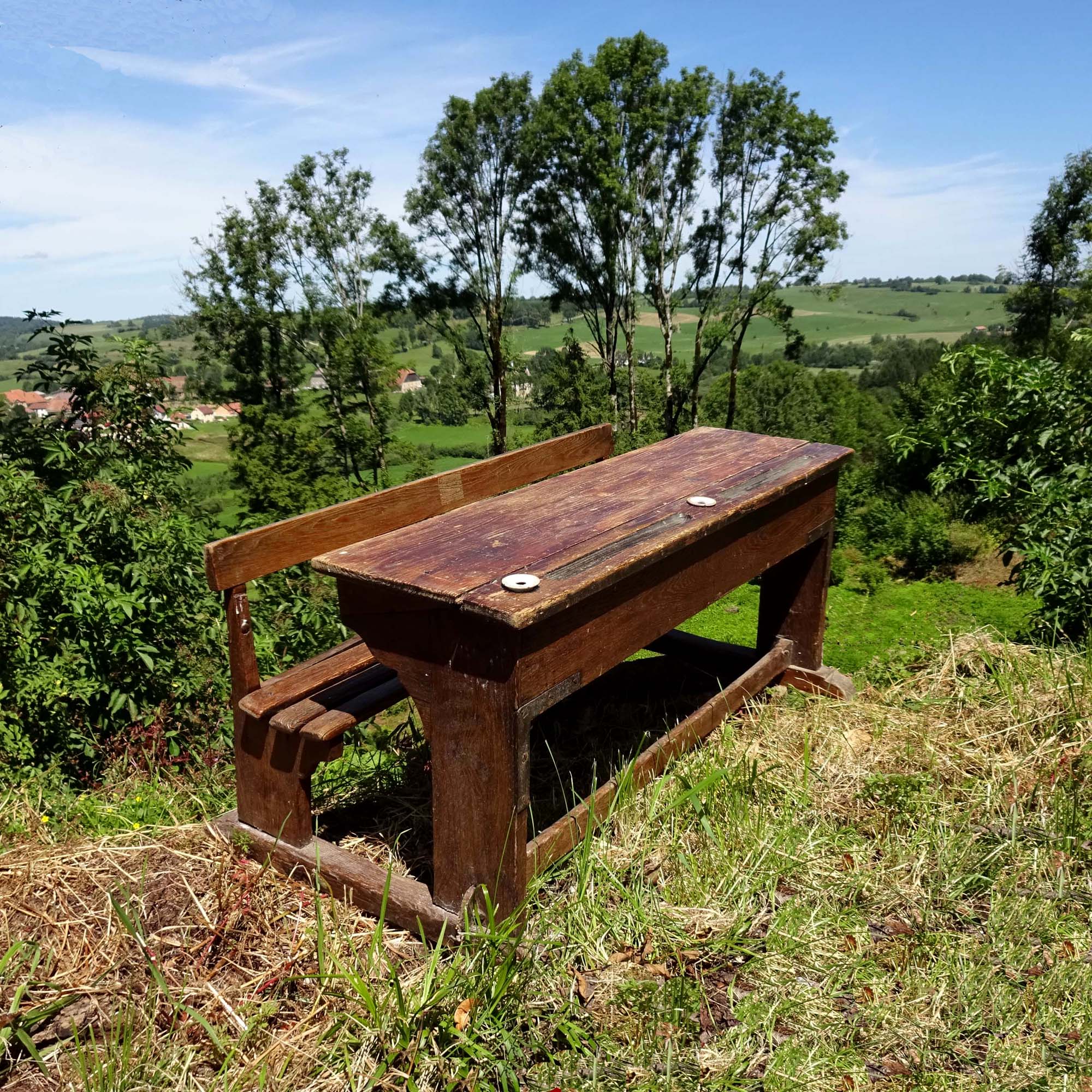 Ancien pupitre scolaire double avec banc attaché au bureau. Donc meuble monobloc en bois vers 1900, pour des enfants de 5 à 6 ans
