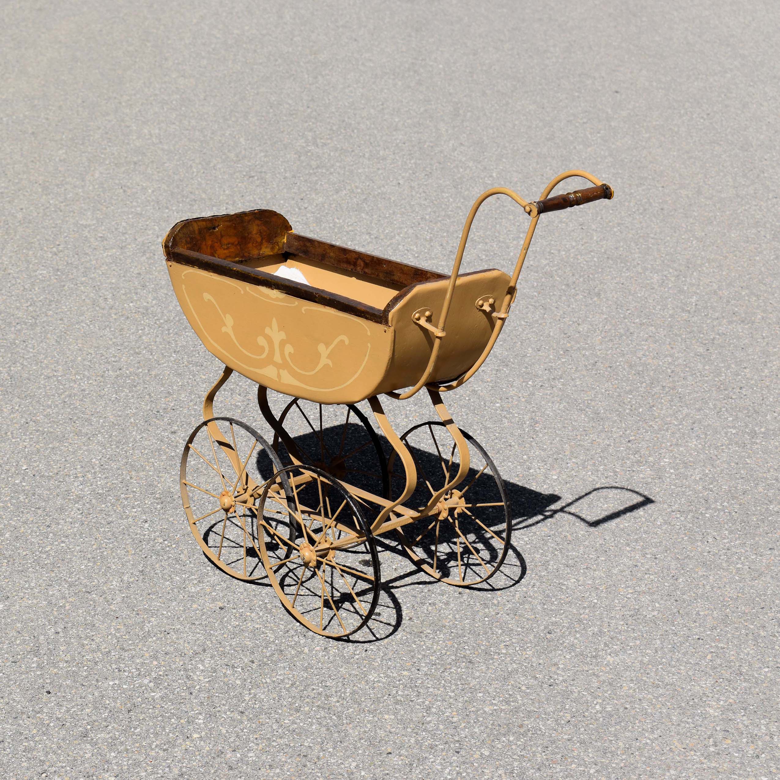 Ancienne poussette de poupée vers 1910 en bois peint. Anciennement rénovée. Jouet d'enfant de la fin du 19ème, début 20ème. Alte Puppen Kinderwagen um 1910.