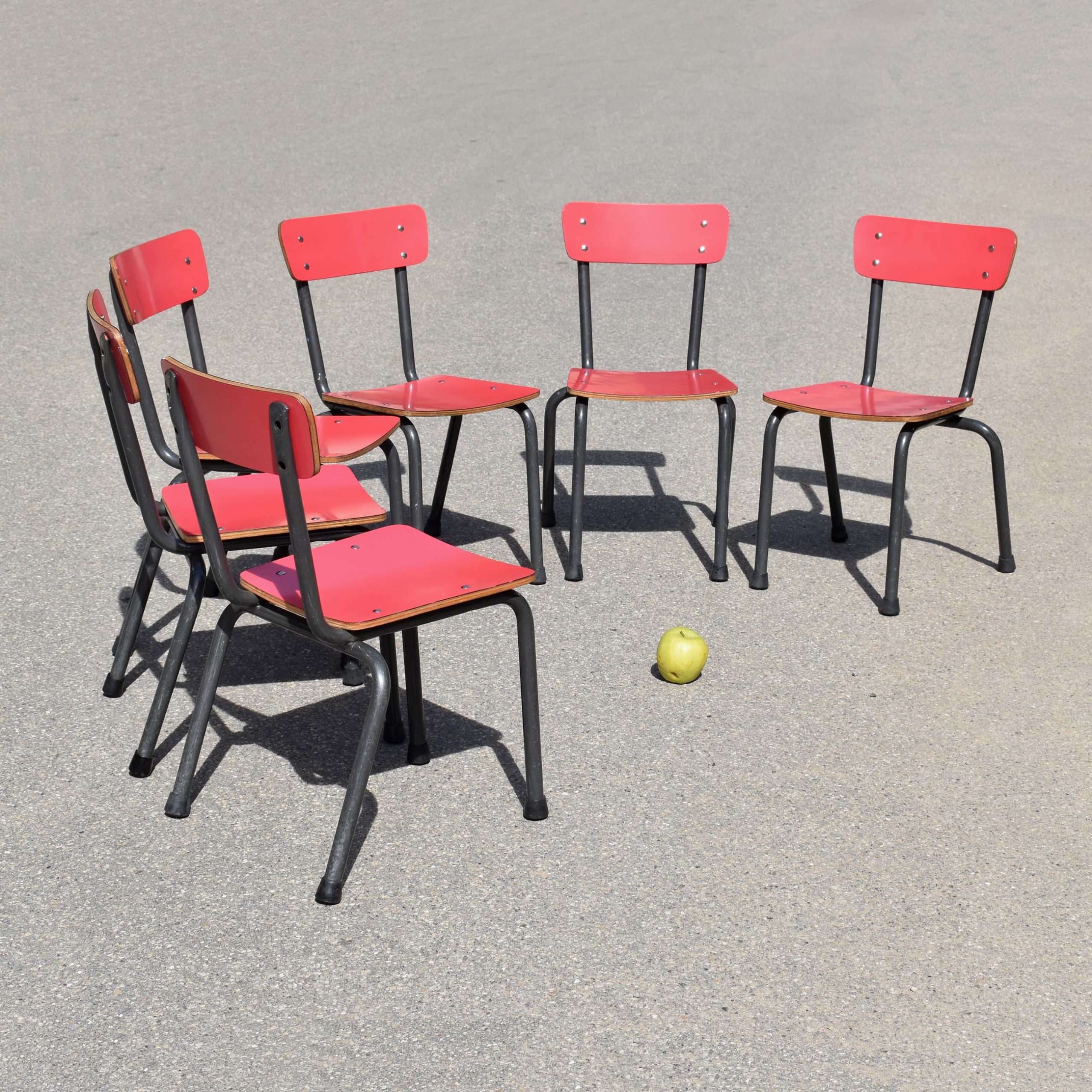 Chaises d'école enfantine seventies empilables roses. Lot de 6 sièges d'école maternelle 1970's assises en Formica et structure tubulaire grise.