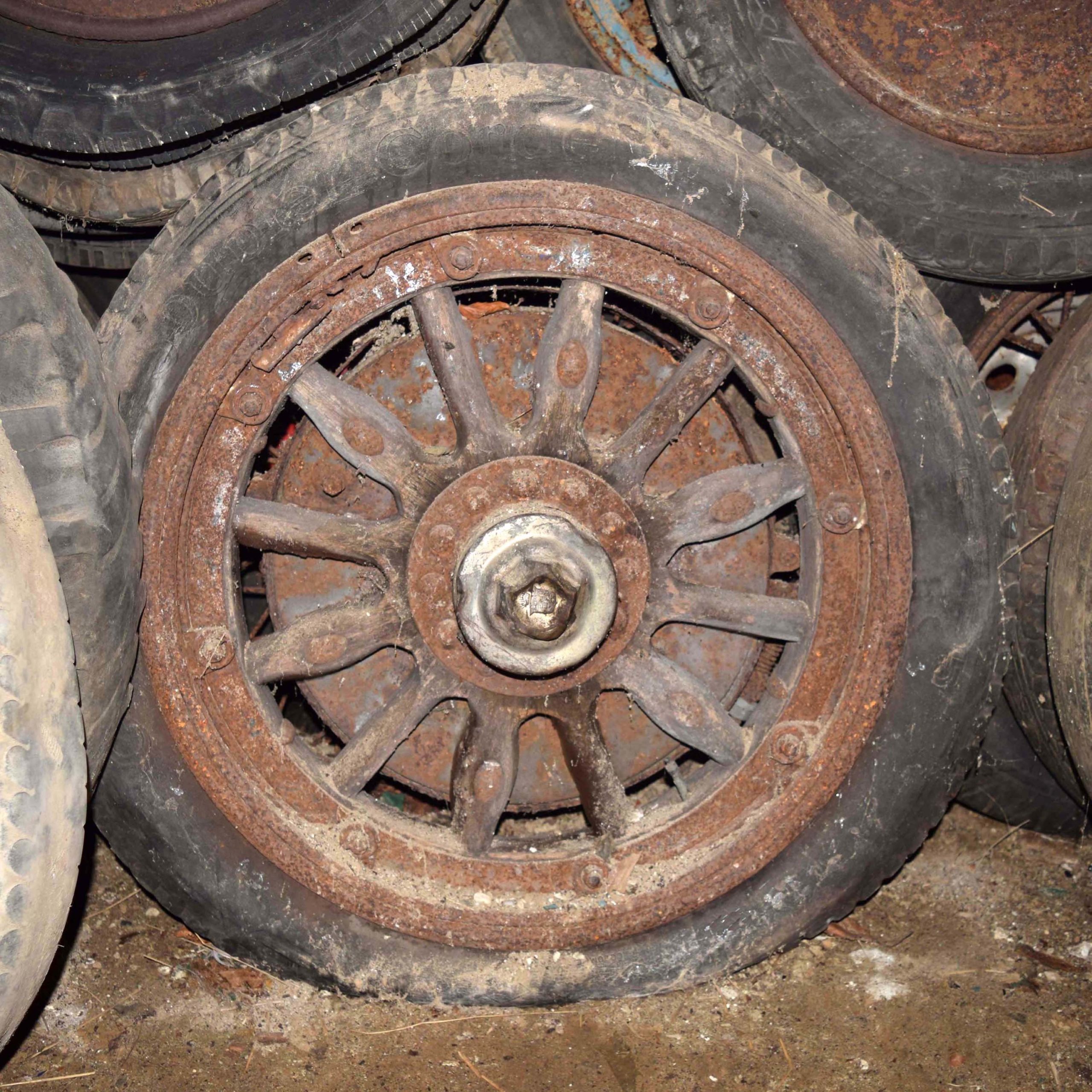 Ancienne roue automobile à rayons en bois de la marque Cadillac, vers 1922
