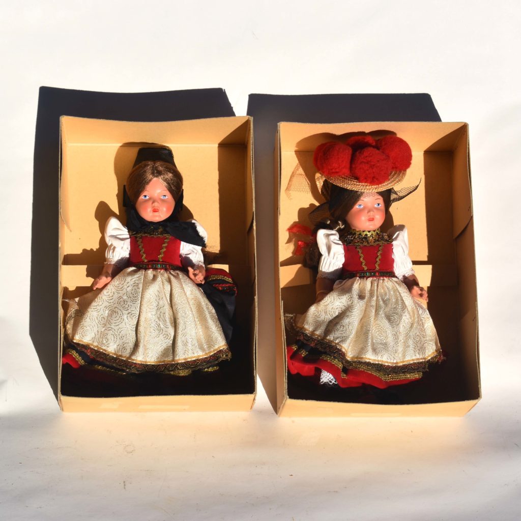 Paire de poupées folkloriques Allemandes avec boite. Costume de la forêt noire, avec coiffe à pompons rouges, dite "Bollenhut".