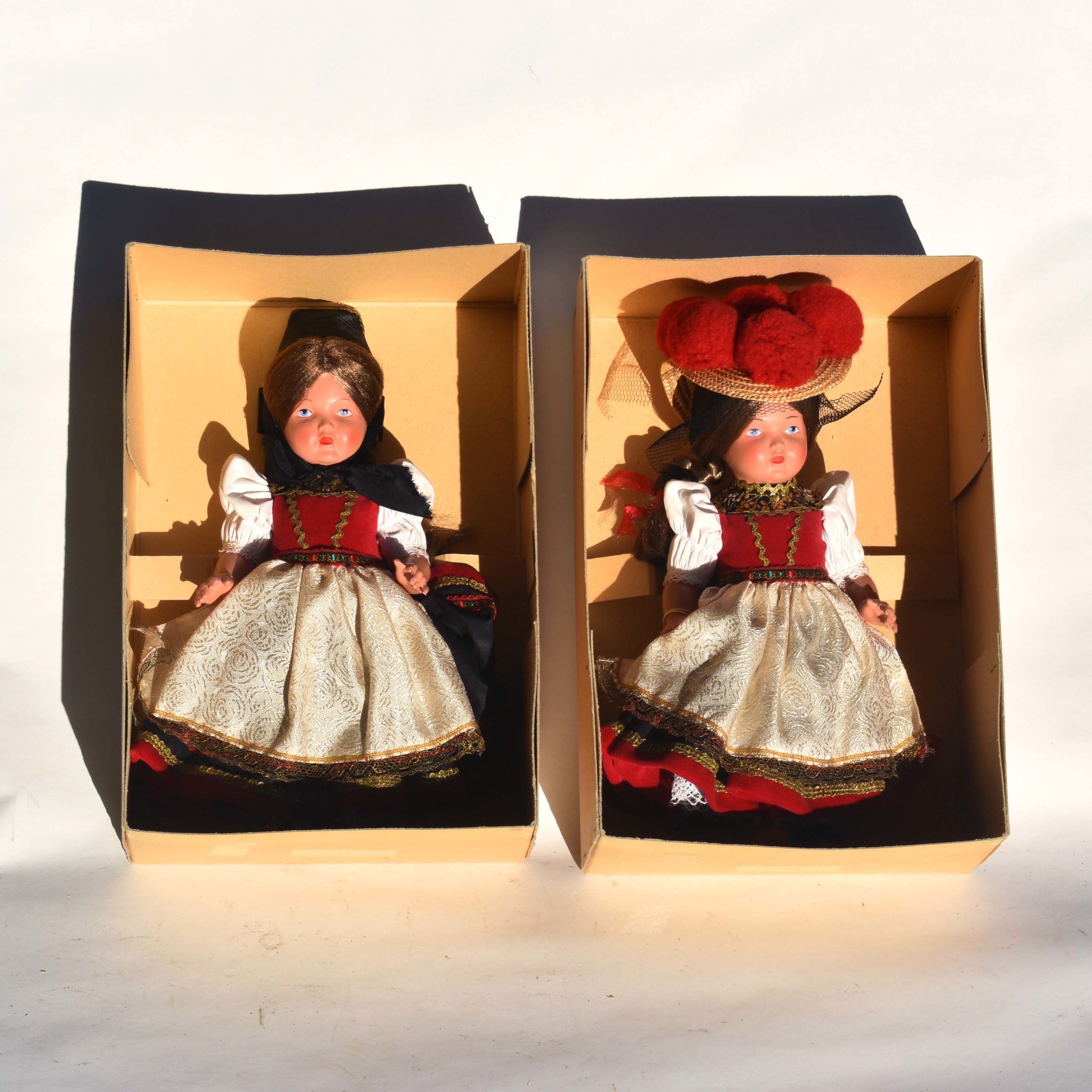 Paire de poupées folkloriques Allemandes avec boite. Costume de la forêt noire, avec coiffe à pompons rouges, dite "Bollenhut".