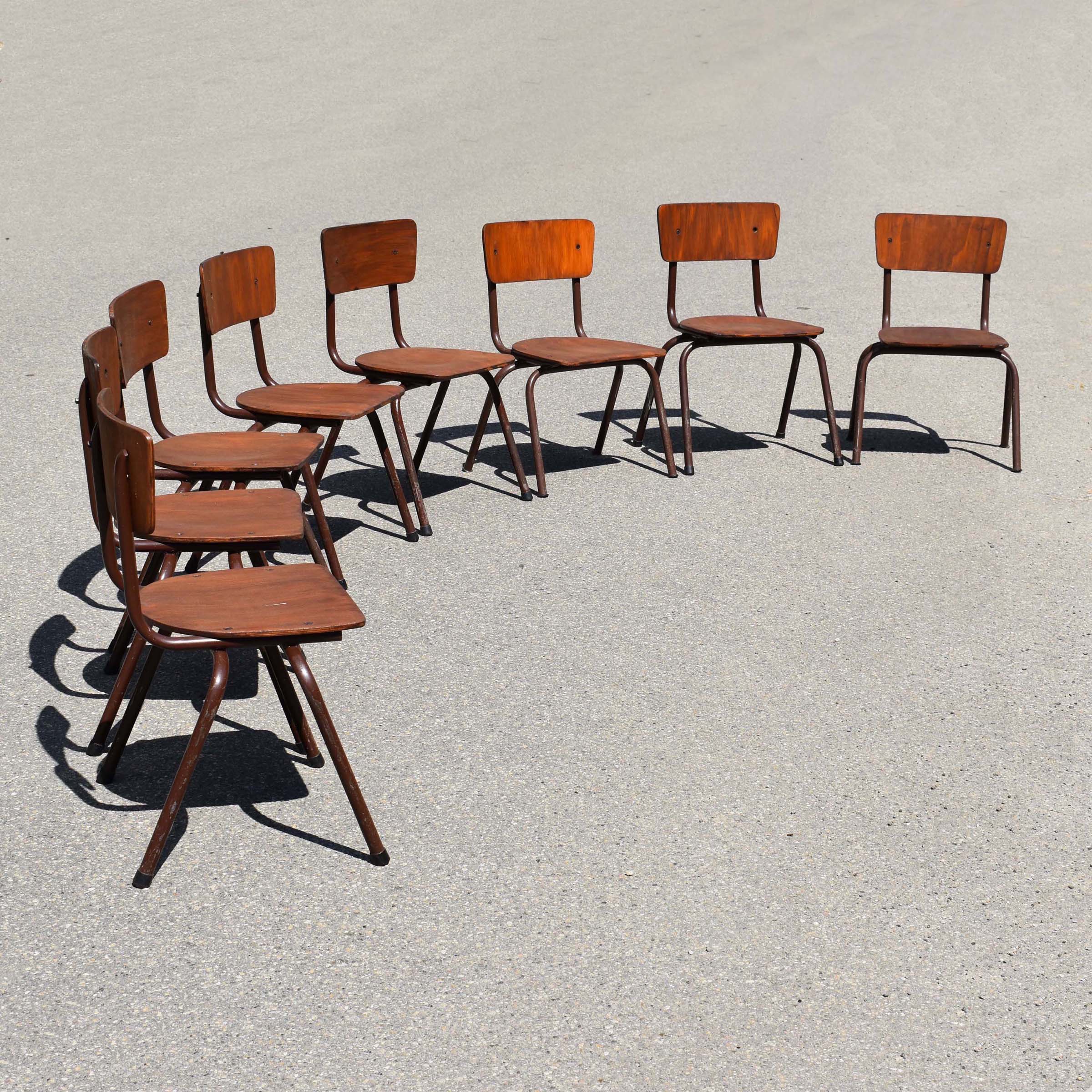 lot de 8 chaises d'enfants vintage d'école maternelle. Châssis en tube, avec assise et dossier en panneau multi-plis. Teinté bois naturel chêne.