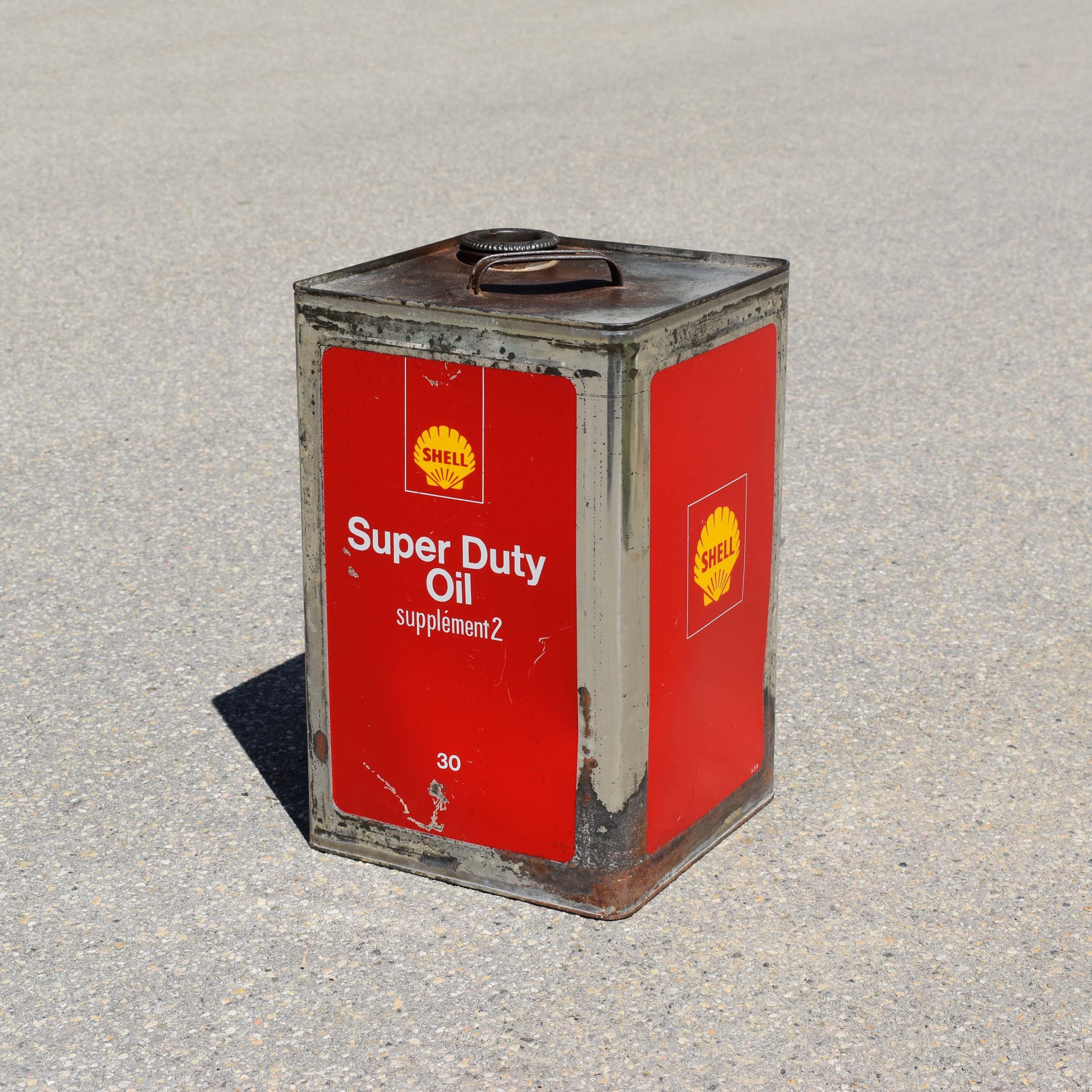 Grand bidon d’huile de 20 litres: “Shell Super Duty supplément 2”. Avec le logo de la coquille, en service de 1961 à 1971.