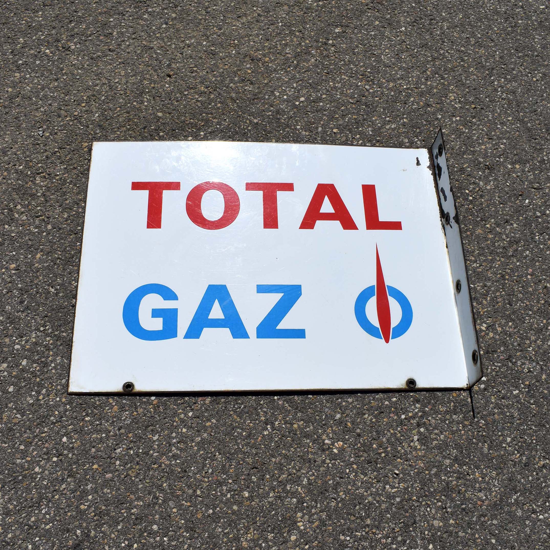 Enseigne en potence en tôle émaillée double face. Pour un dépositaire de bonbonnes de gaz Total. Émaillerie Vitracier Neuhaus, et daté 1965. Logo avec la “flamme”