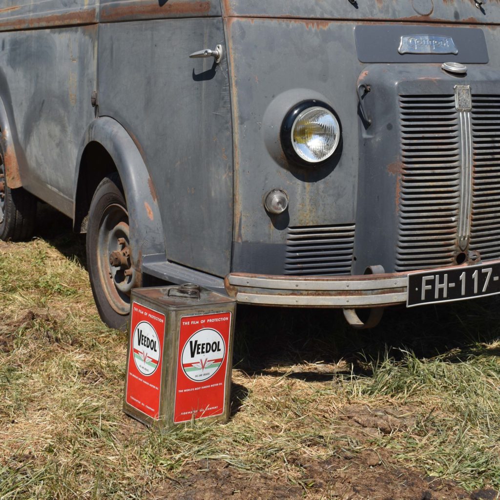 Bidons d’huile 20 litres de la marque américaine Veedol. Ces pièces sont d’origine française. Mais l’intéressant, c’est qu’ils ont toutes les inscriptions en anglais.