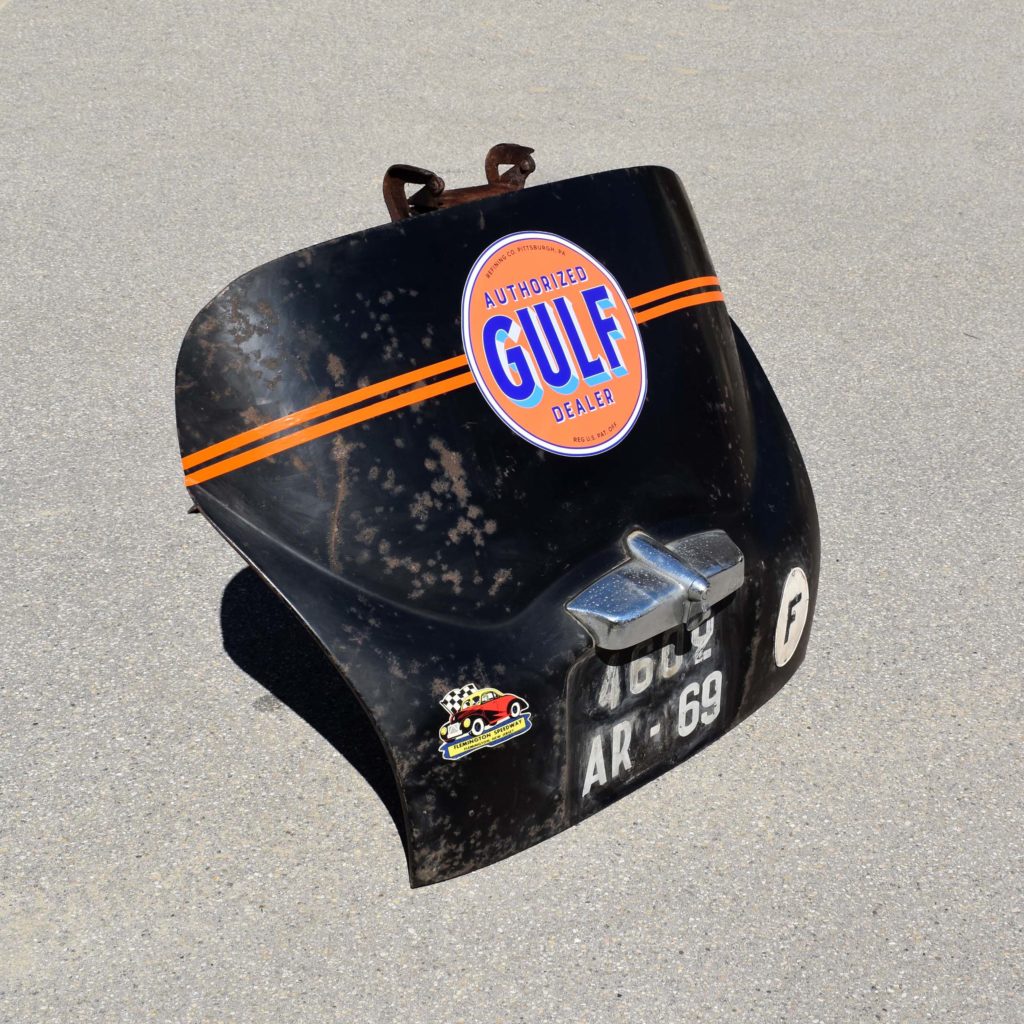 Coffre arrière de Peugeot 203 de couleur noire, avec décor Gulf. Pièce de carrosserie de voiture des années 1950. Pour décor mural, style hot-rod USA.