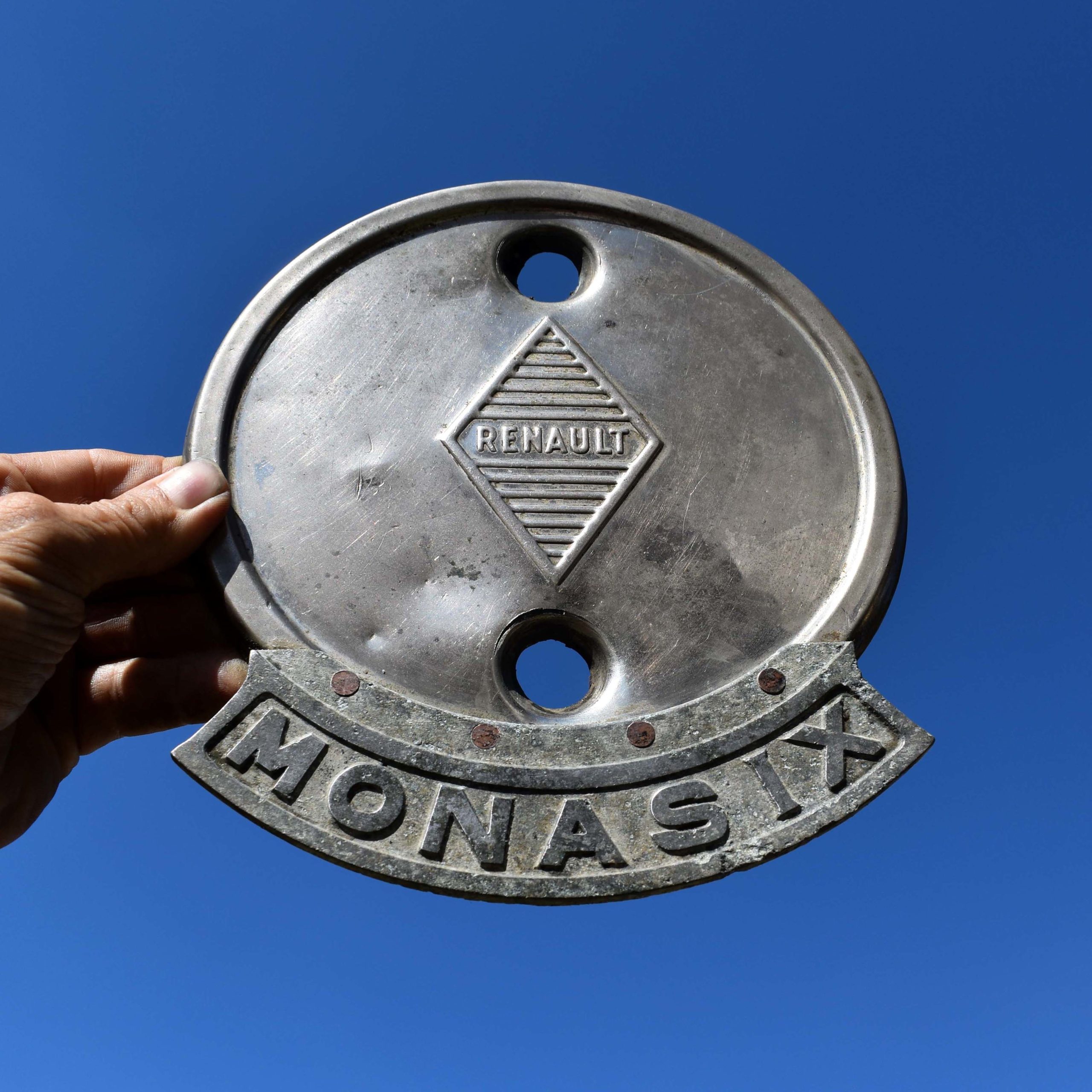 Enjoliveur de roue de secours de Renault Monasix. Voiture produite de 1927 à 1931. Enjoliveur chromé pour mettre sur la roue de secours.