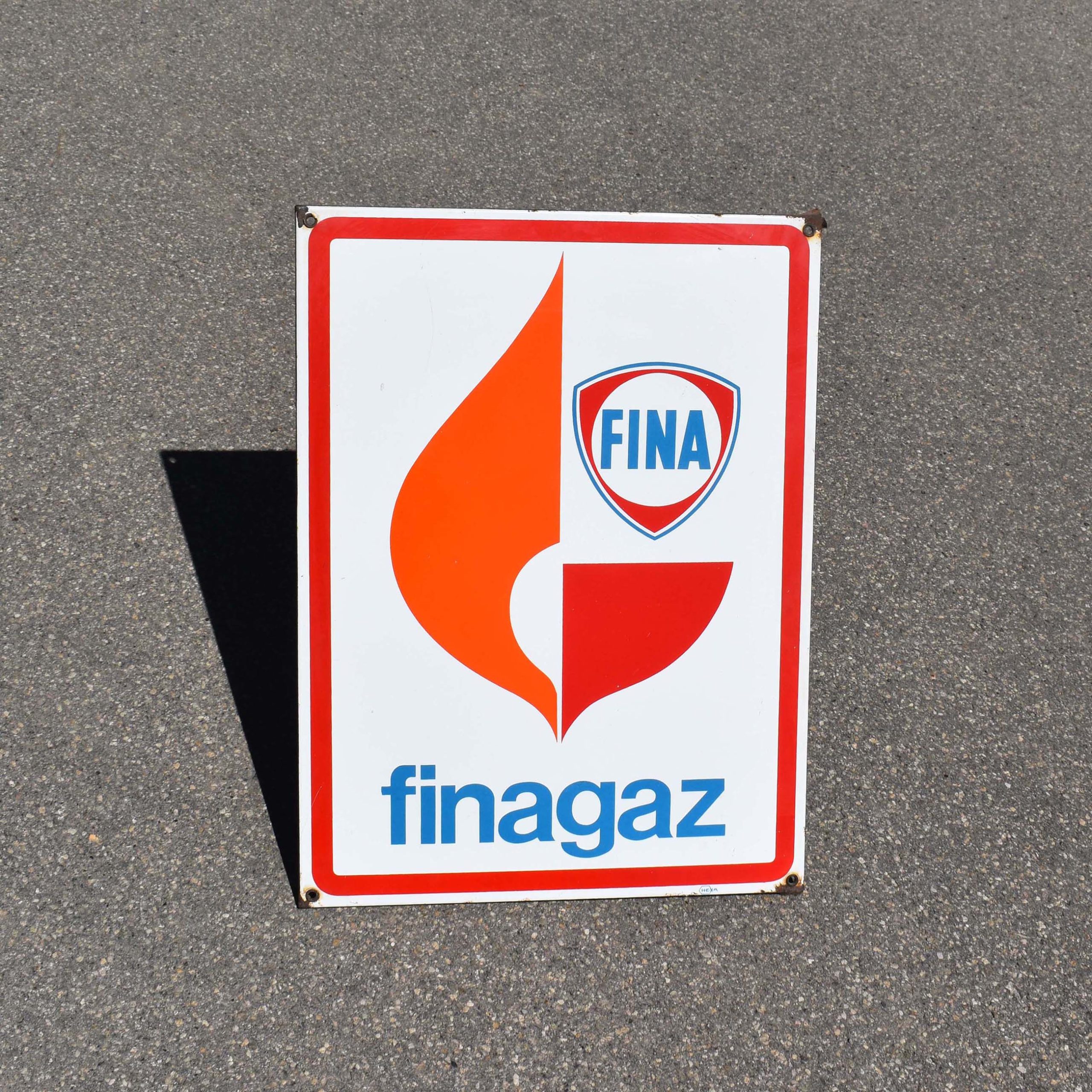 Plaque émaillée avec l’inscription Finagaz, c’était un service de bonbonnes de gaz, distribuées dans divers commerces. D’origine Française, des années 1960.