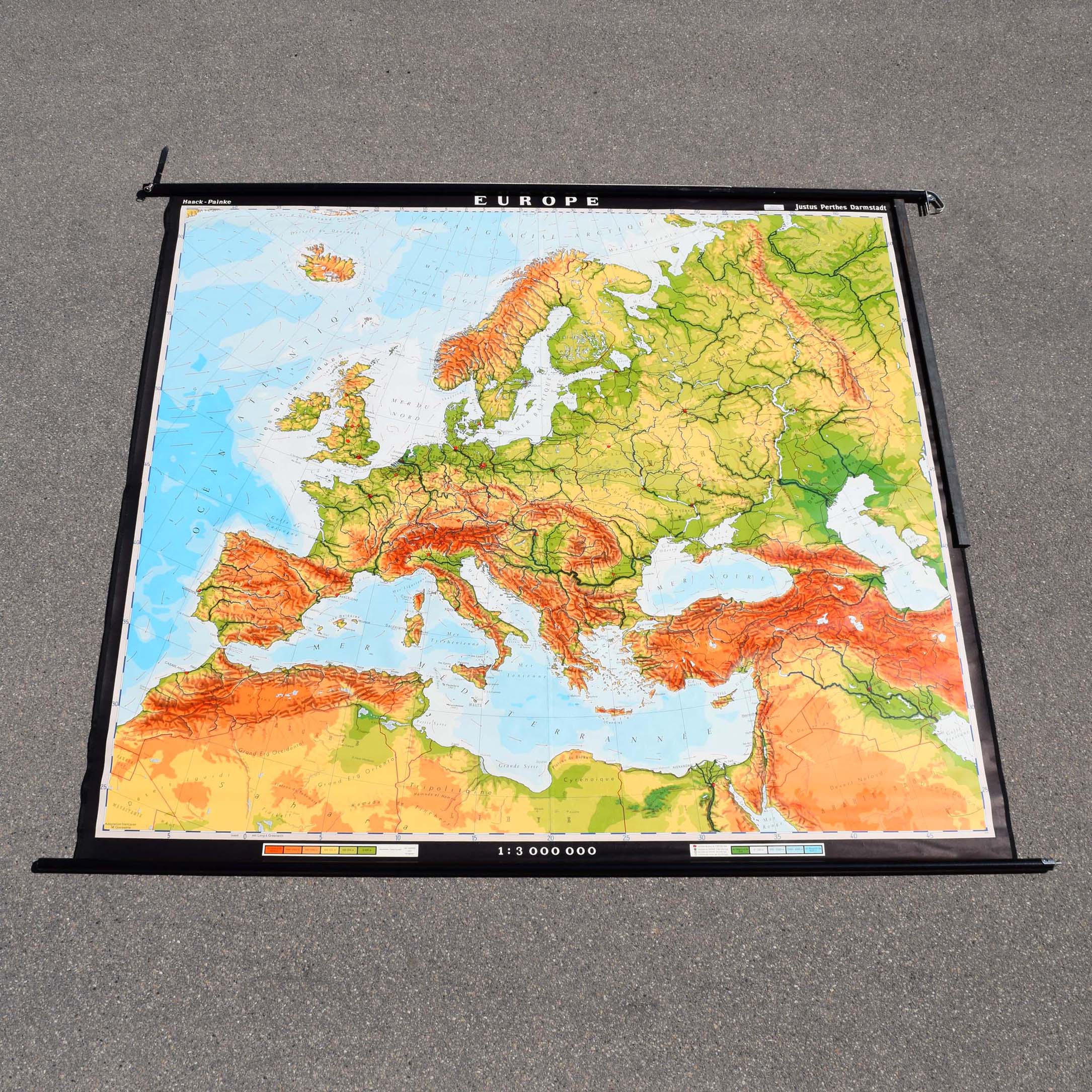 Grande carte scolaire murale vintage de l'Europe. Format environ 200x200cm.