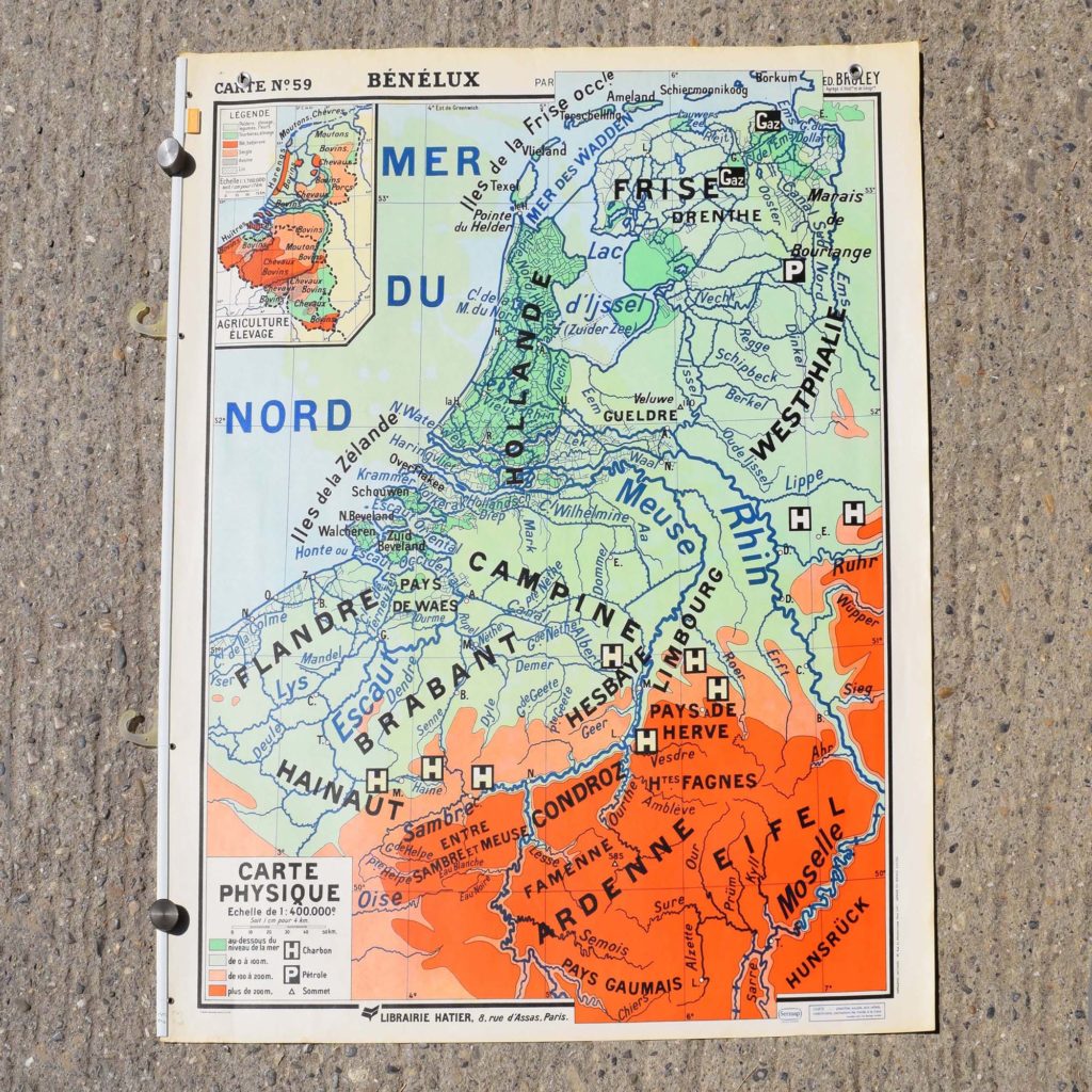 Carte physique du Benelux plastifiée. Planche pédagogique vintage d'école Française. Sur une face, la carte physique, et sur l’autre face, la carte économique et politique.