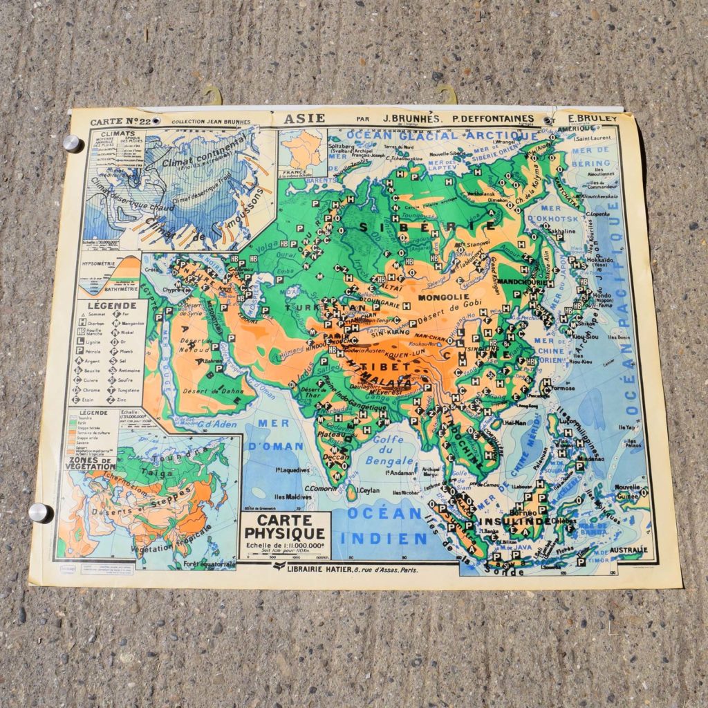 Carte scolaire murale physique de l'Asie édition librairie Hatier. Modèle mural plastifié des années 1960, d'école française.