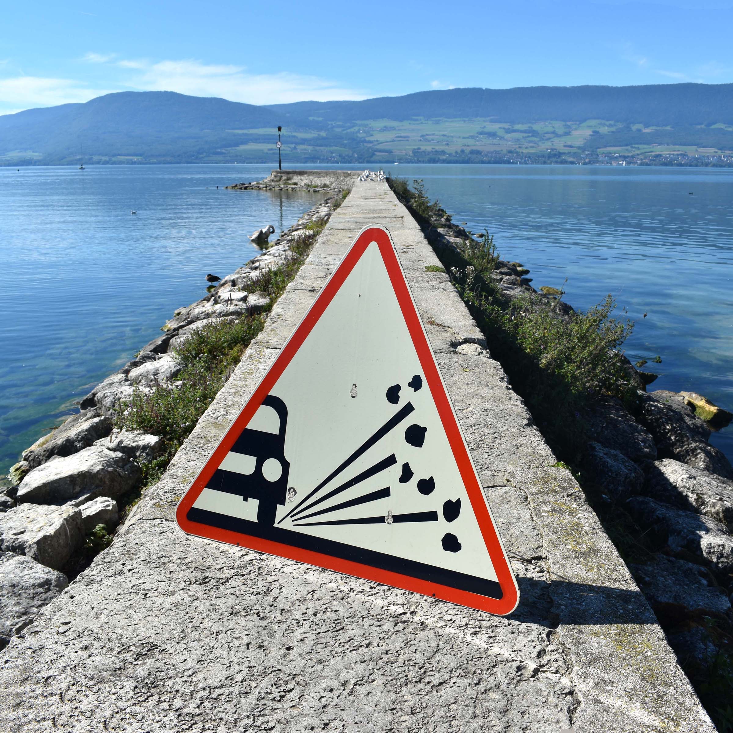 Panneau de signalisation triangulaire: “Attention gravillons”. En tôle émaillée. Label de l’émaillerie Vitracier Neuhaus. Des années 1950 à 60.