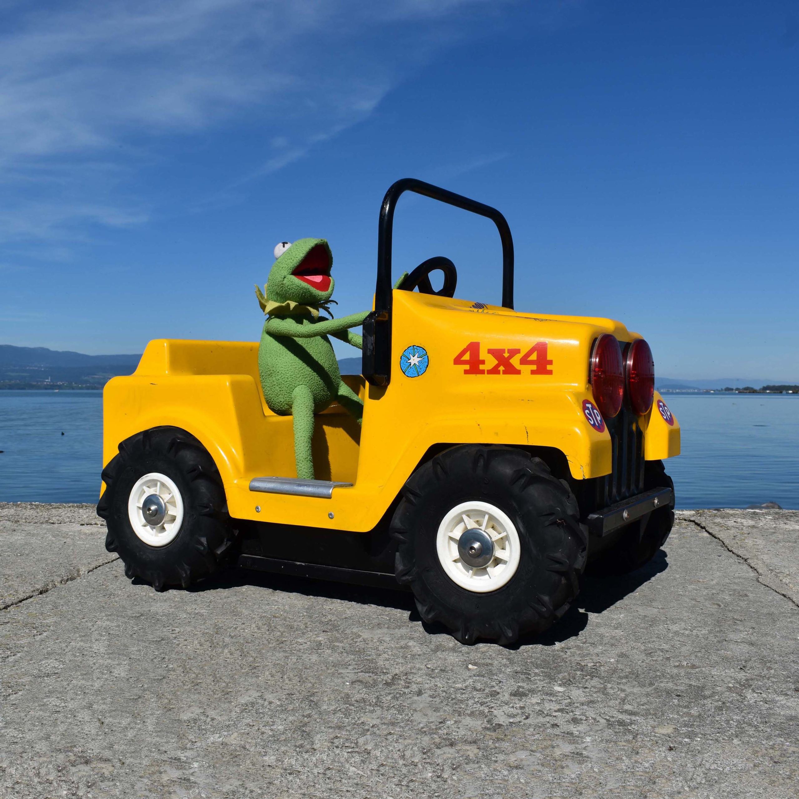 Jeep jaune de manège vintage des années 1980, avec Kermit. Sujet de carrousel 4x4 jaune, art forain eighties. Jouet d'enfant.