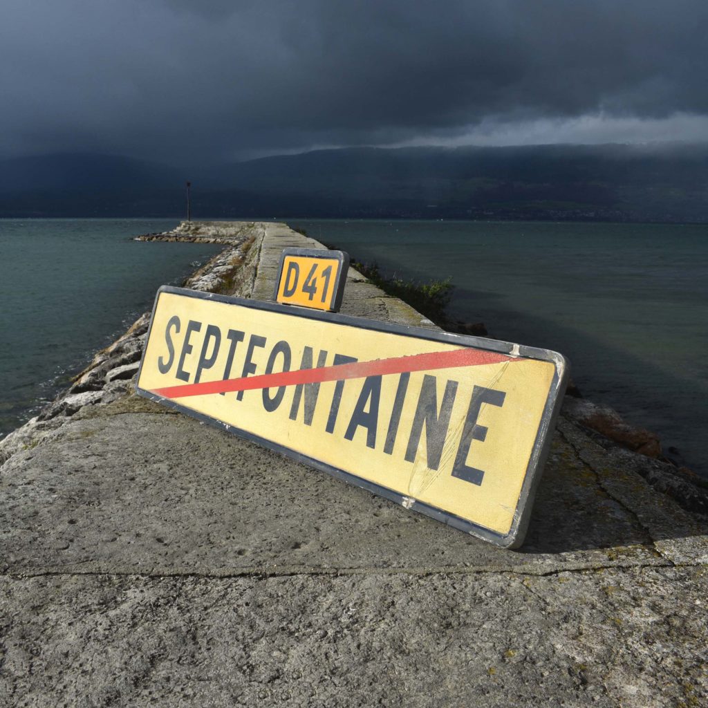 Septfontaine village du Doubs. Panneau de signalisation vintage daté de 1976. De fin de localité.