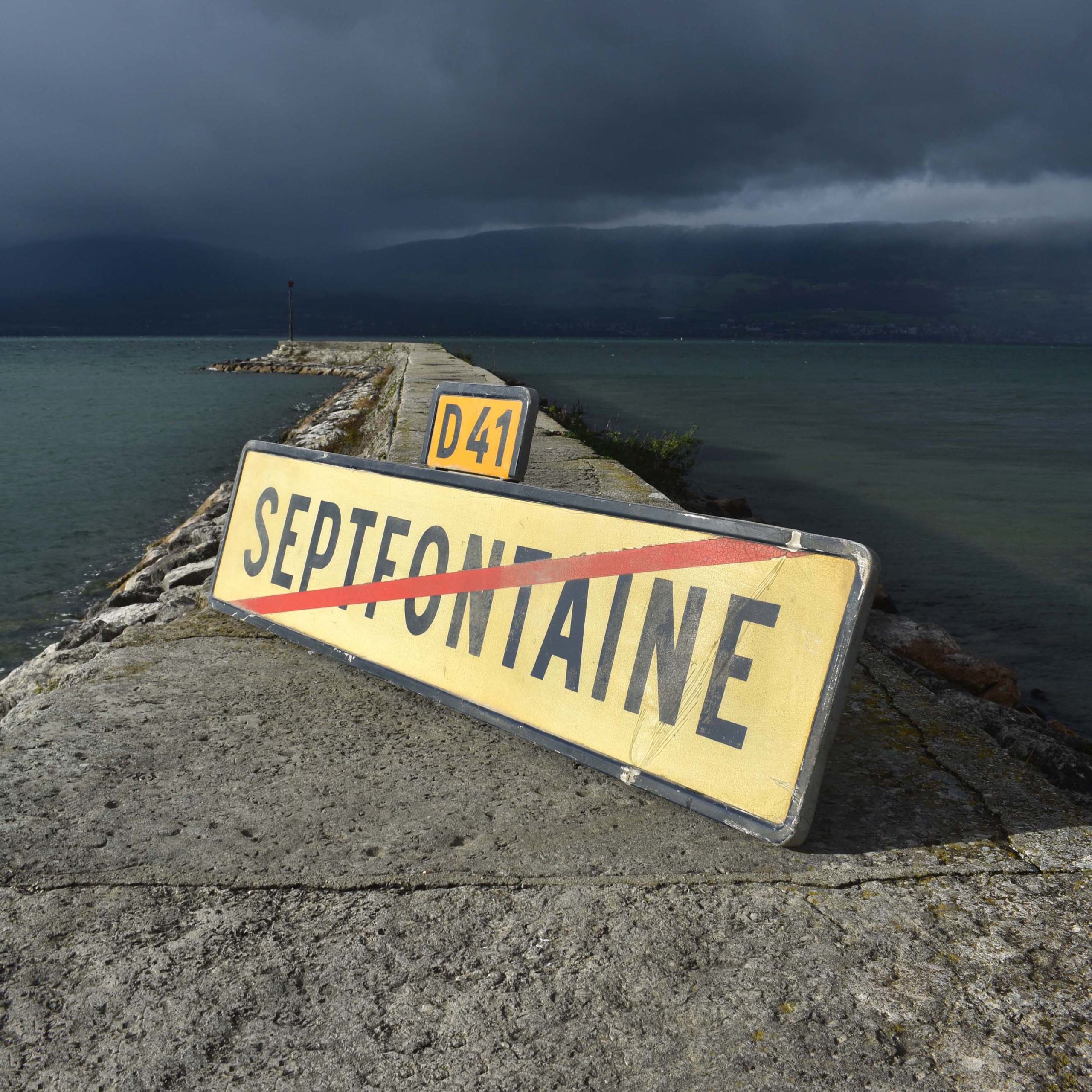 Septfontaine village du Doubs. Panneau de signalisation vintage daté de 1976. De fin de localité.
