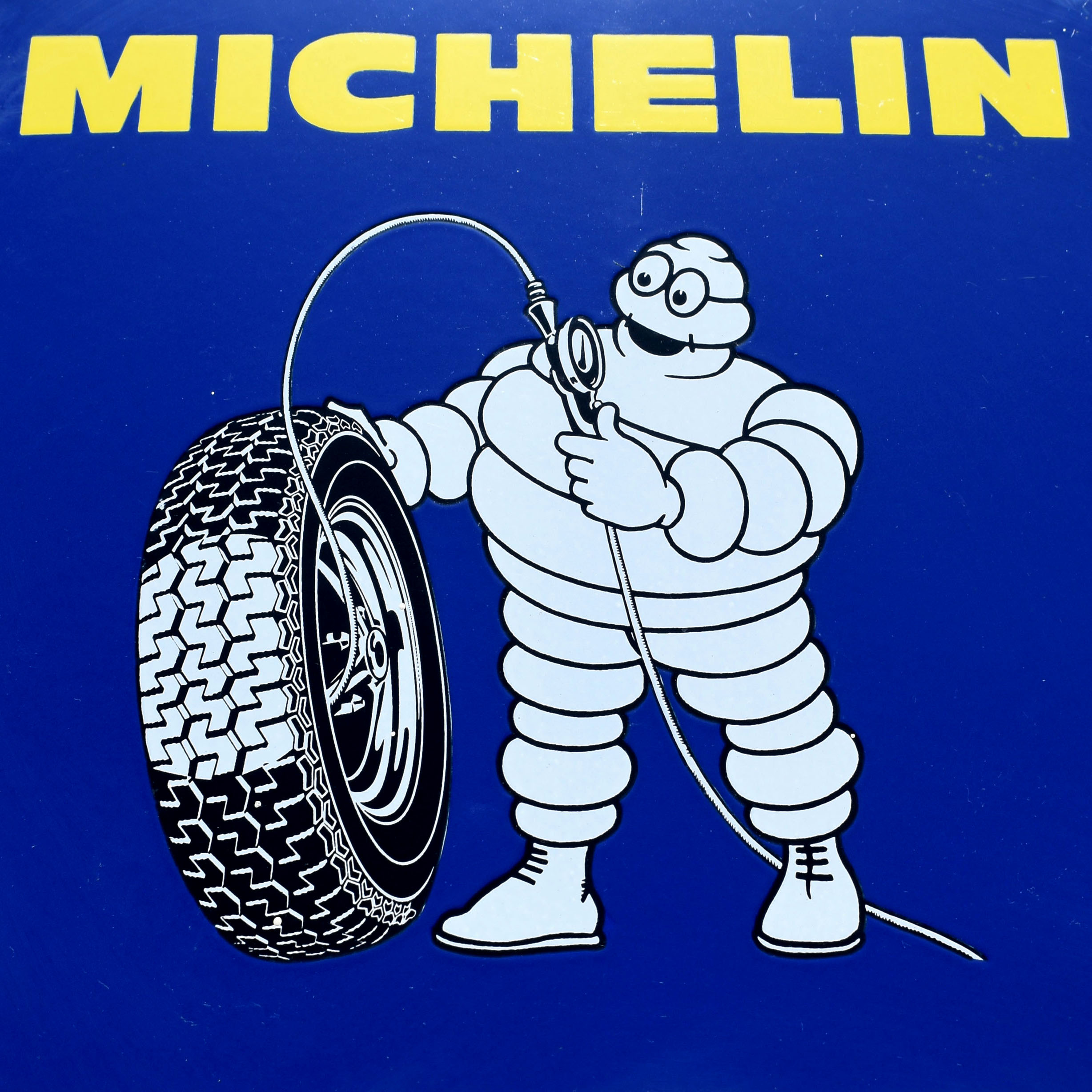 Tabelle en tôle émaillée, avec les chiffres de pressions des pneus. Selon types de véhicules automobiles. Vers 1995. Plaque émaillée garage.