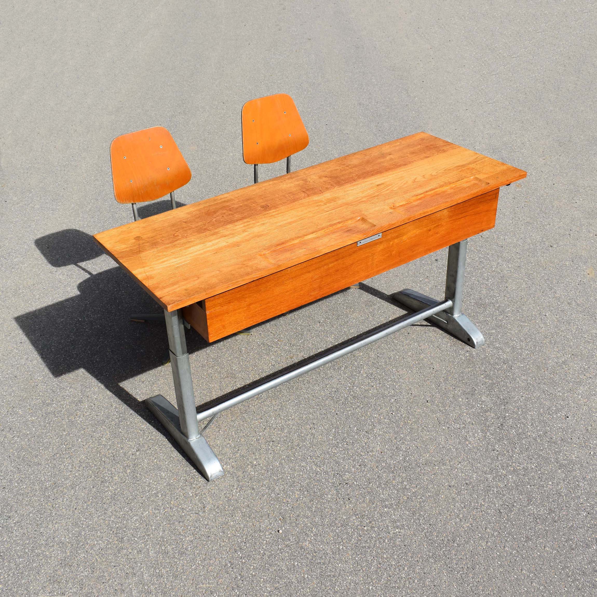 Table d'école Suisse vintage avec 2 chaises Embru ergonomiques. Pupitre scolaire Helvétique. Hauteur réglable, avec plateau en bois massif.