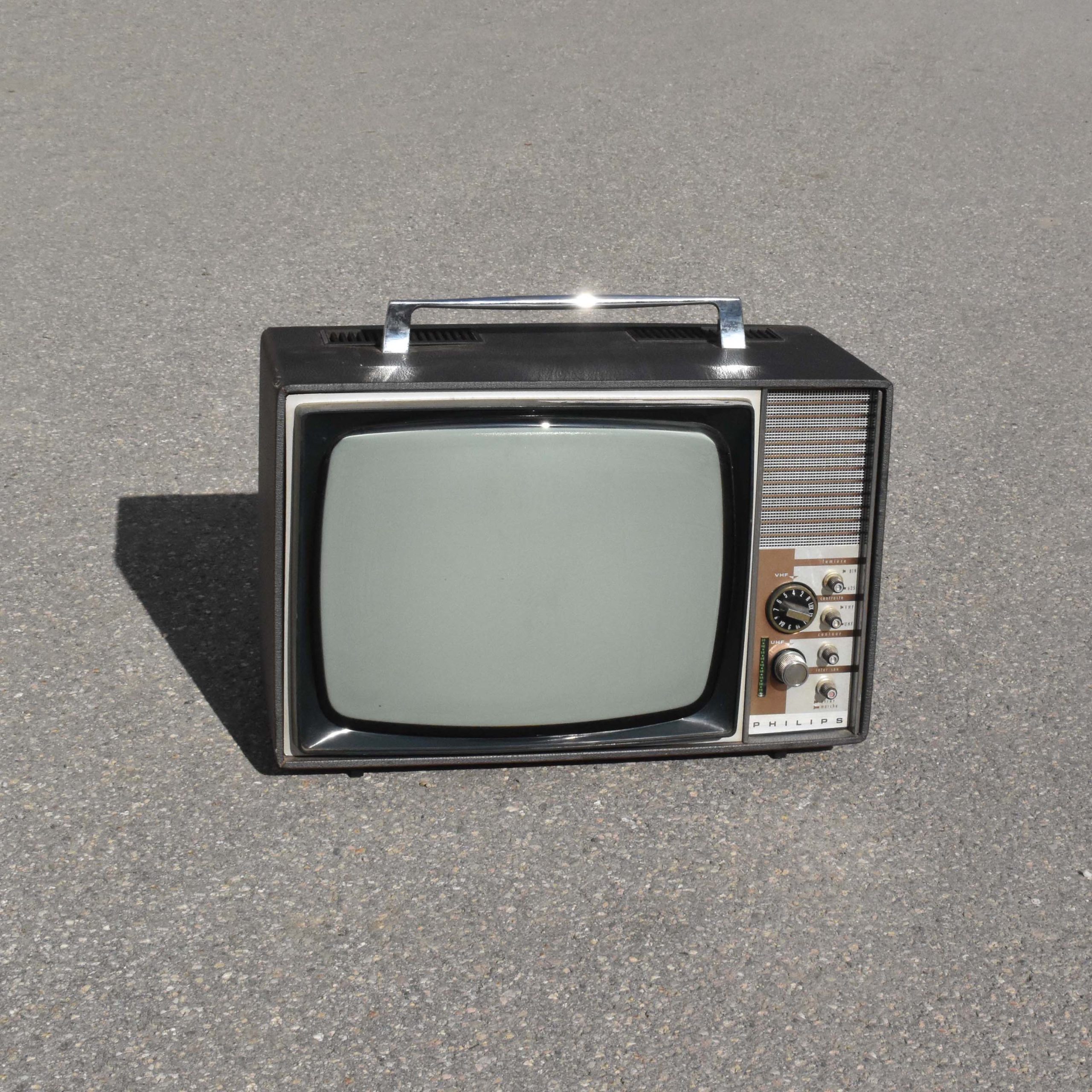 Poste de télévision portatif. De marque Philips, modèle TF 1280/80. Il doit dater vers 1967. Je n’ai pas essayé de le brancher. Plutôt vendu pour la déco