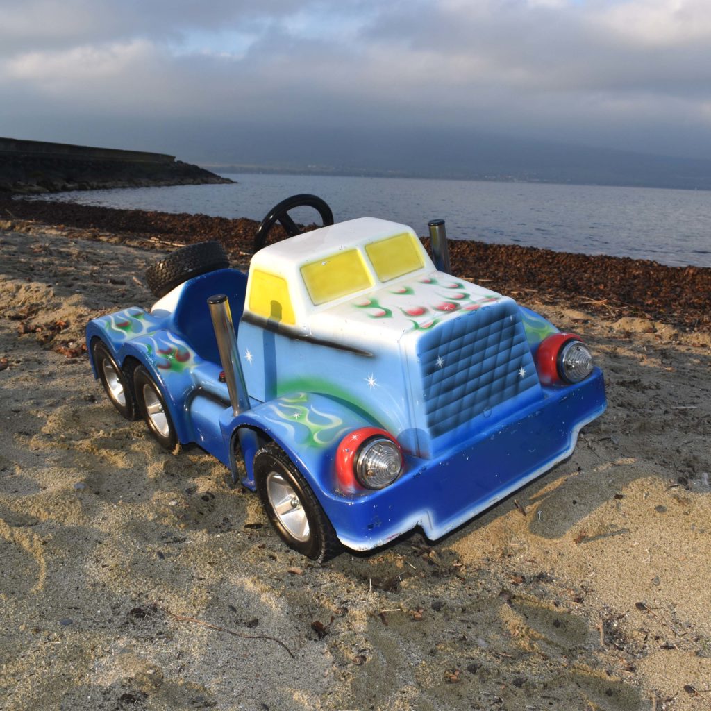 Camion Américain de manège, vintage des années 1980, en polyester. Art forain des seventies eighties. Truck USA, avec décor à l'aérographe.