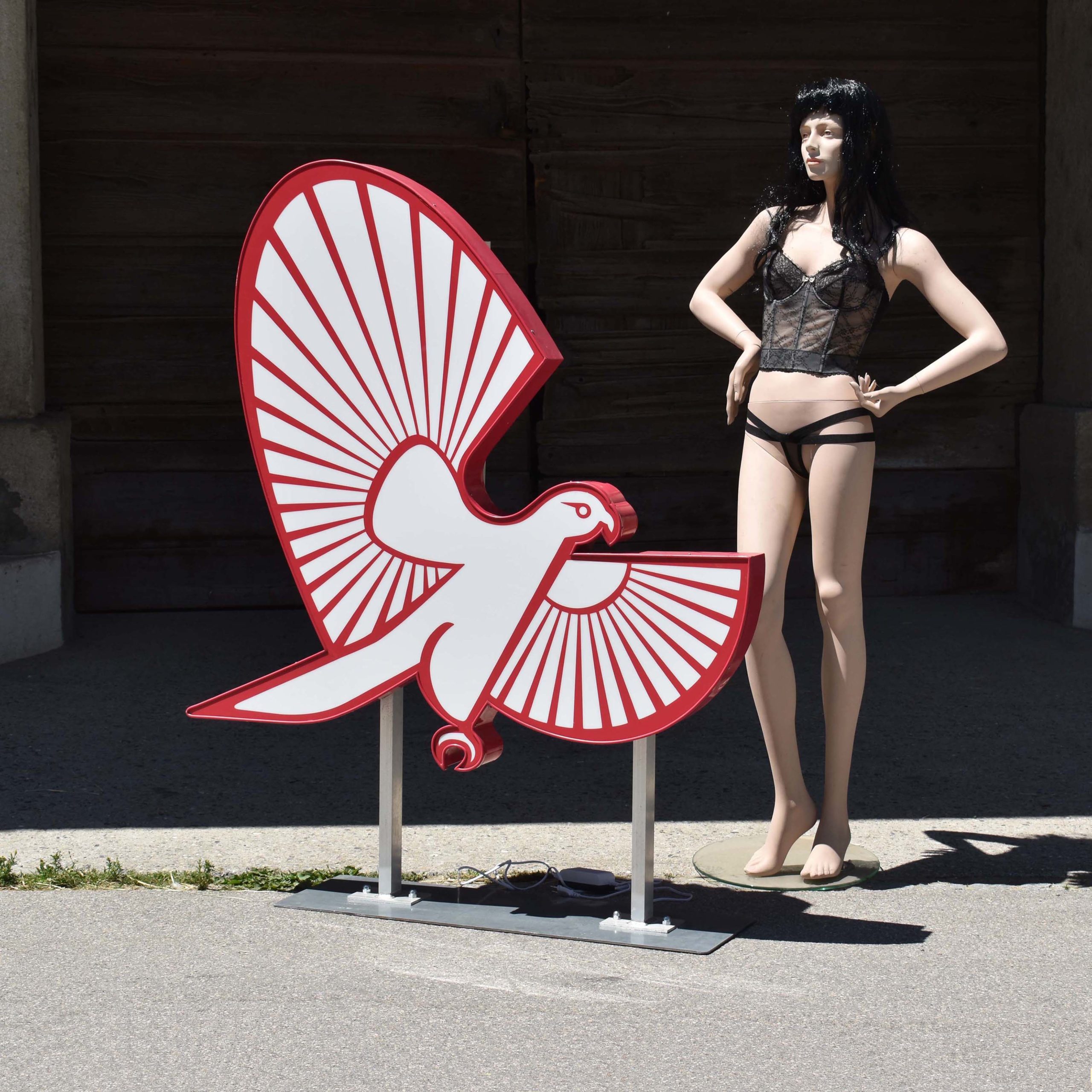 grande enseigne lumineuse décorative avec un oiseau, rapace. illuminée en Led
