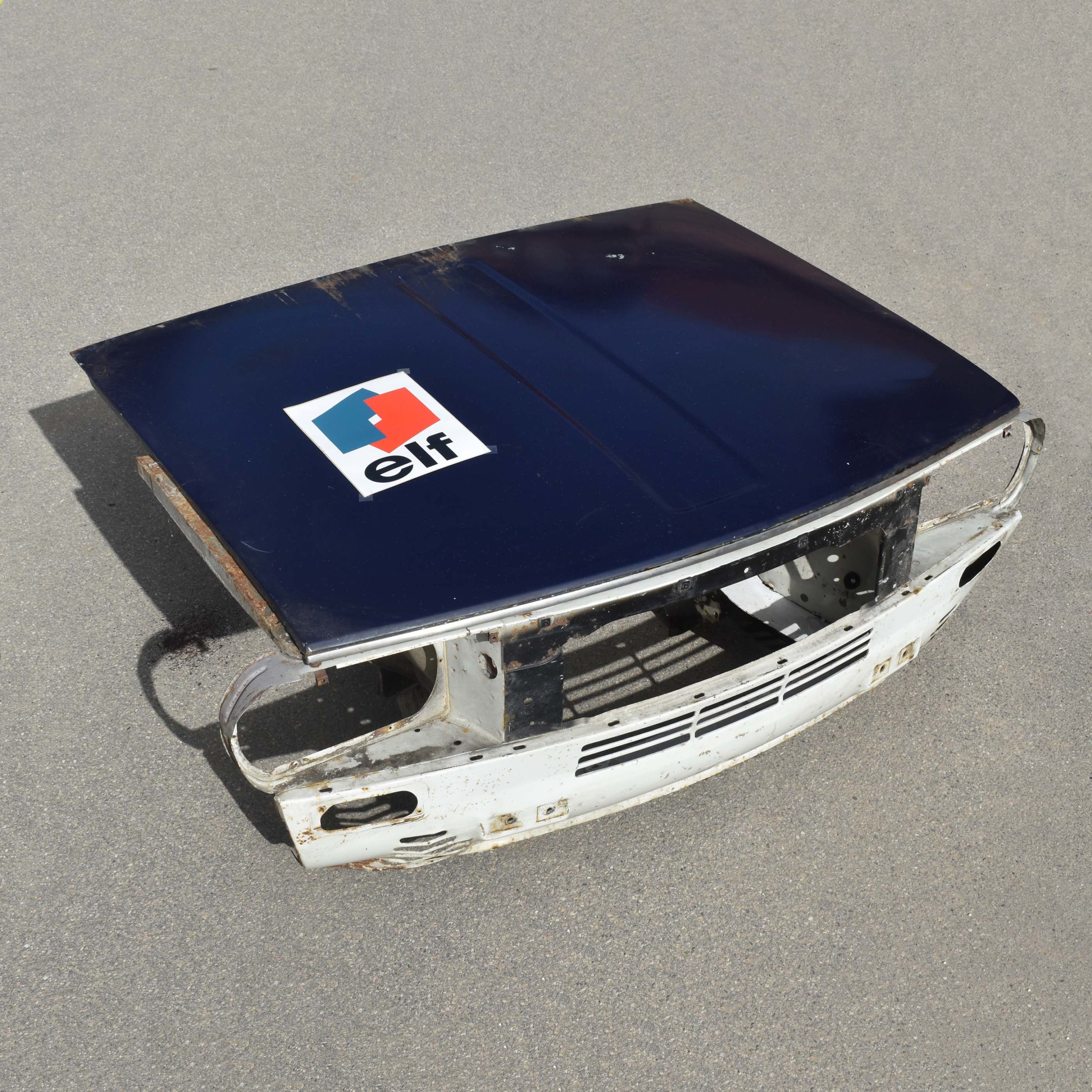 Face avant de Renault 12 à compléter pour projet de décoration. Idéal pour recréer une face avant de Renault Gordini de rallye.