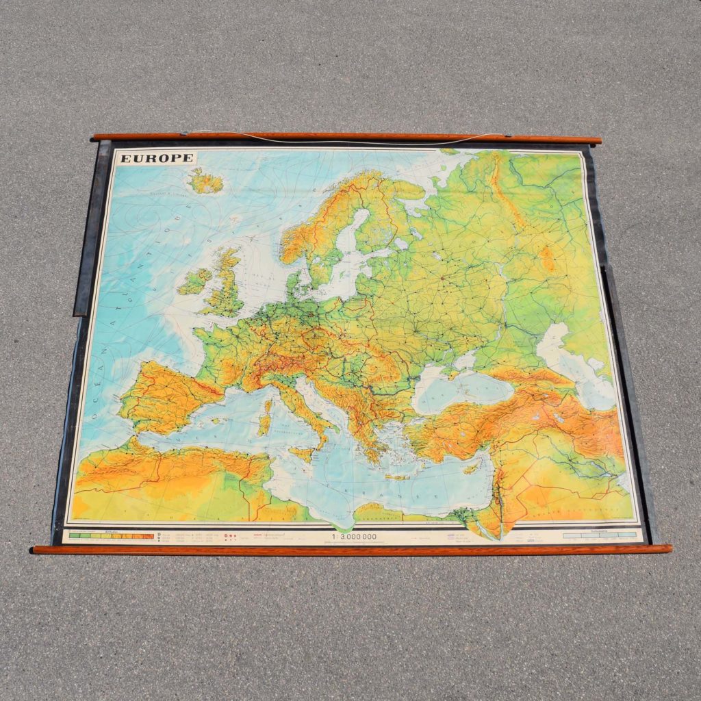 L'Europe carte scolaire murale Karl Wenschow grand format, des années 1960. D'école Suisse. Editée par le cartographe Karl Wenschow, avec impression de relief.