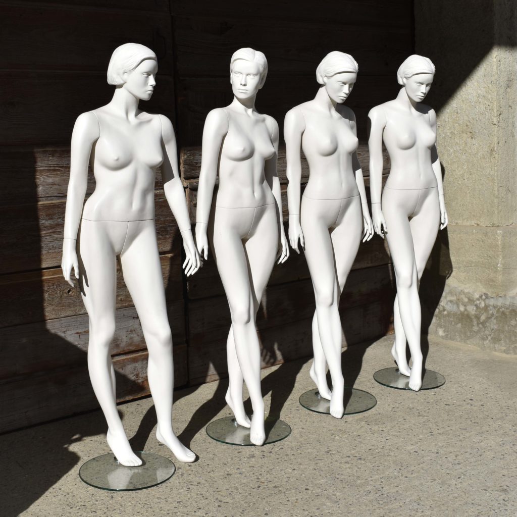 Mannequins de vitrine d’occasion années 2000, avec les cheveux moulés. De la marque Danoise Peiter Marth. Avec la couleur d’origine blanche.