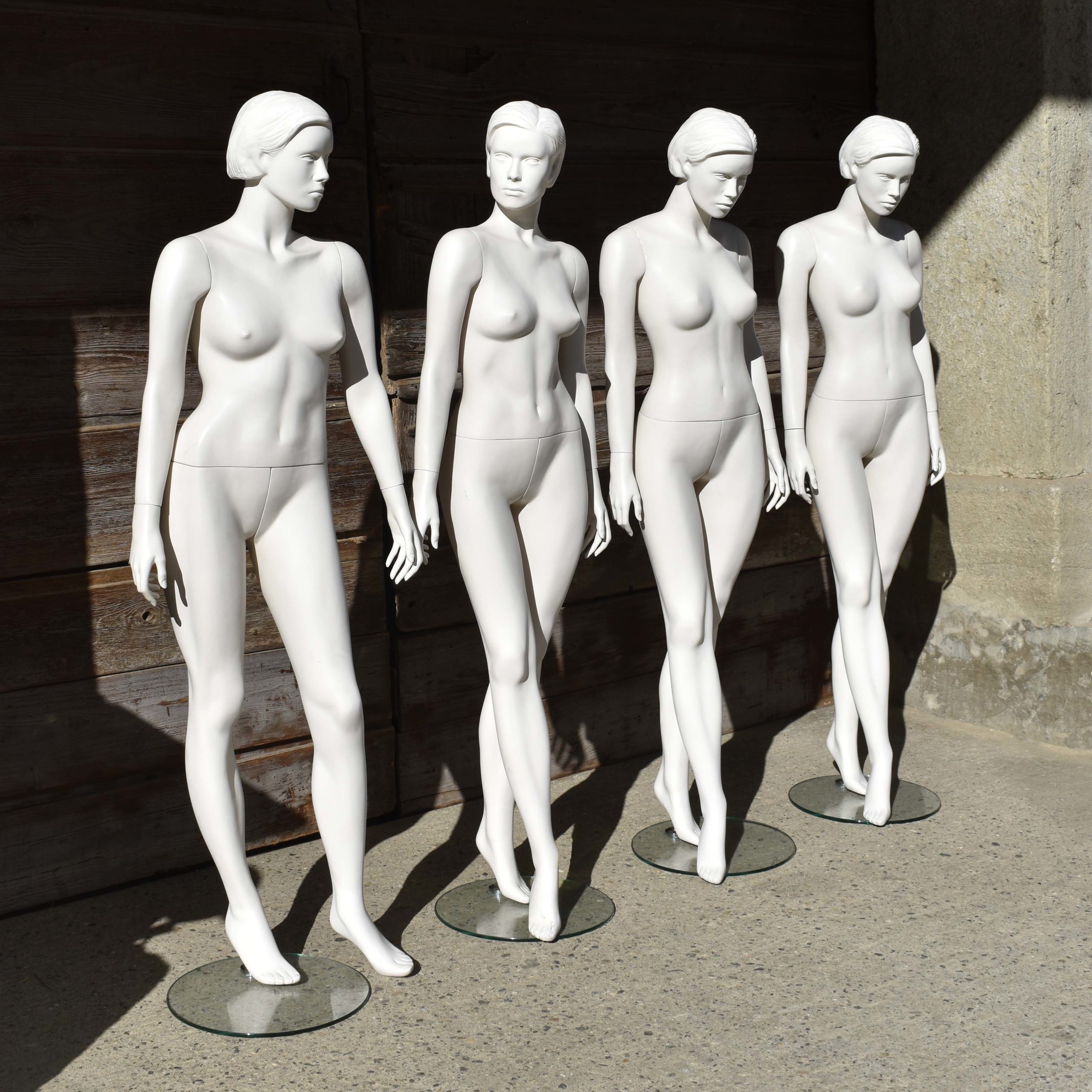 Mannequins de vitrine d’occasion années 2000, avec les cheveux moulés. De la marque Danoise Peiter Marth. Avec la couleur d’origine blanche.