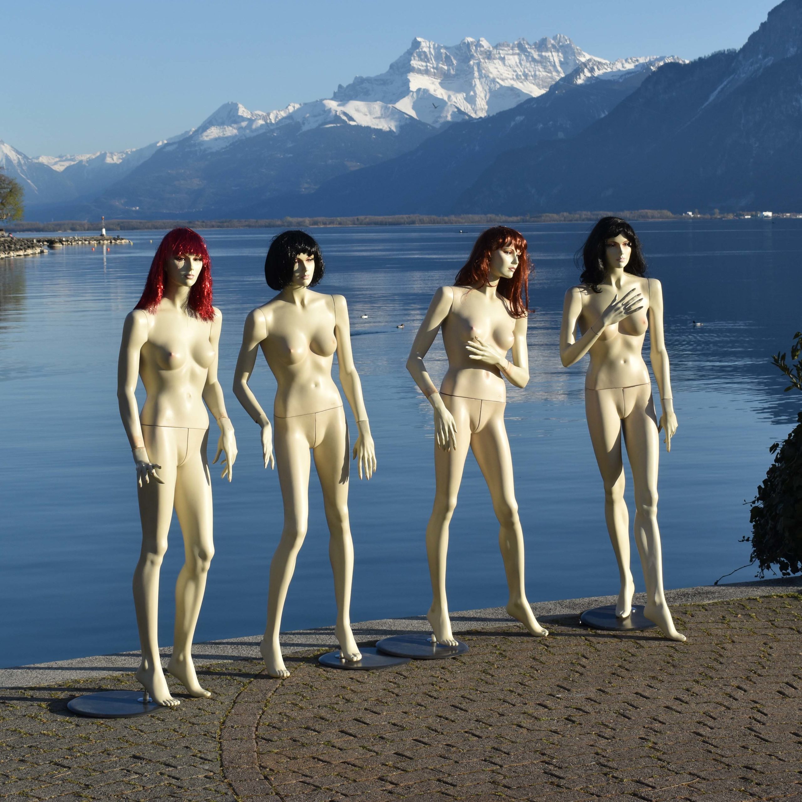 4 mannequins de vitrine d'occasion femme avec perruques. Couleur chair pâle. Mannequins de boutique vintages datés de 1991