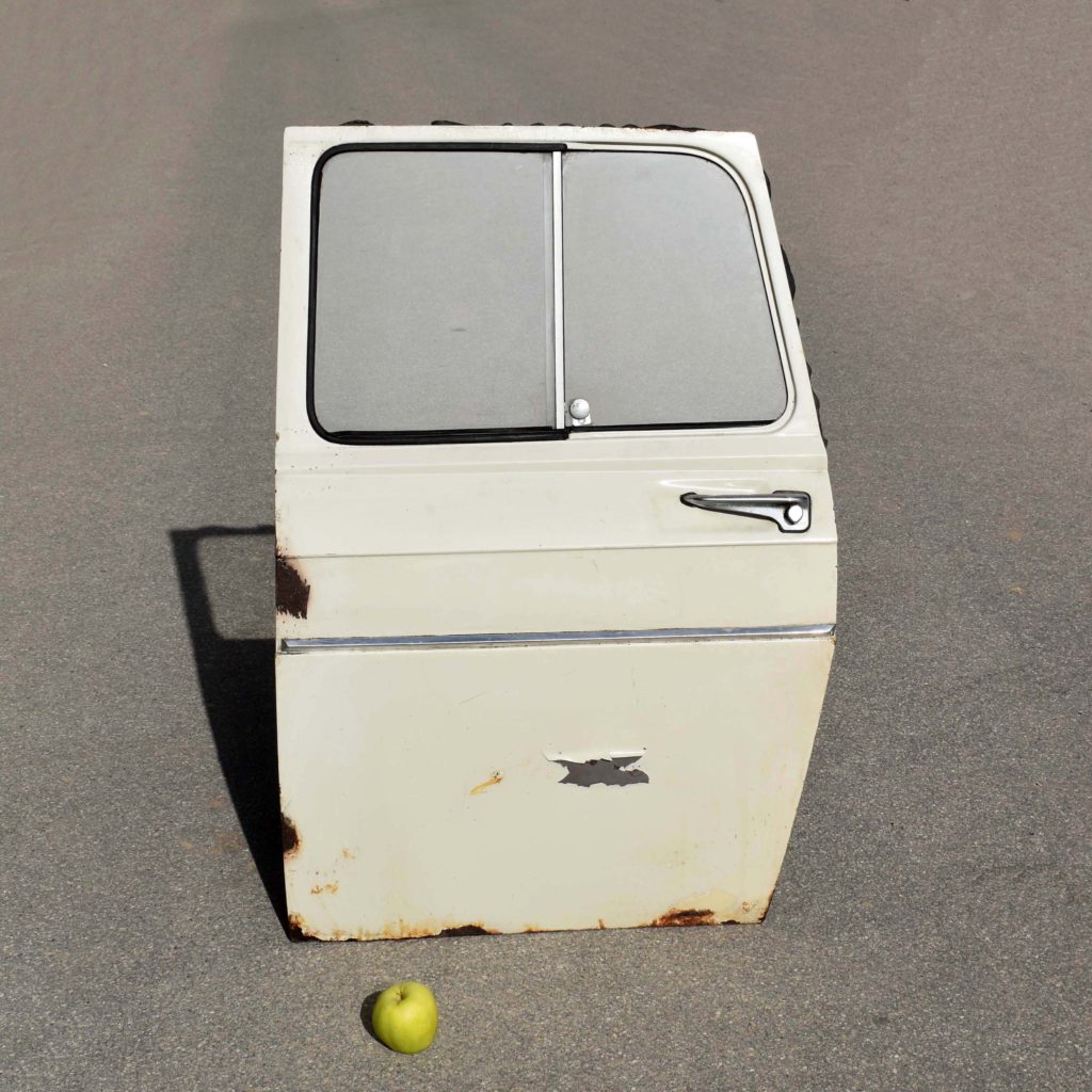Porte arrière de voiture Renault 8 couleur blanc ivoire. Pièce détachée ancienne de démonte. A recycler en déco murale