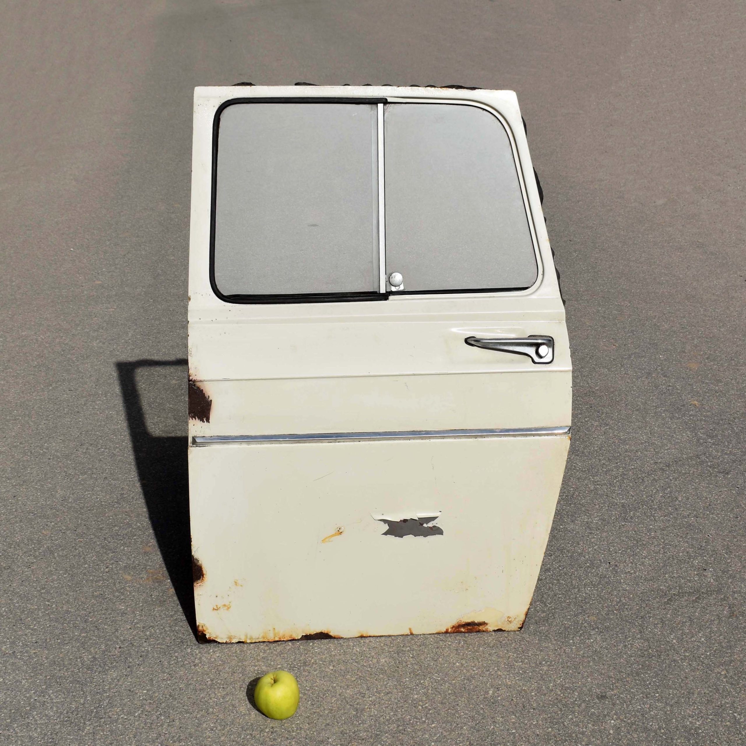 Porte arrière de voiture Renault 8 couleur blanc ivoire. Pièce détachée ancienne de démonte. A recycler en déco murale