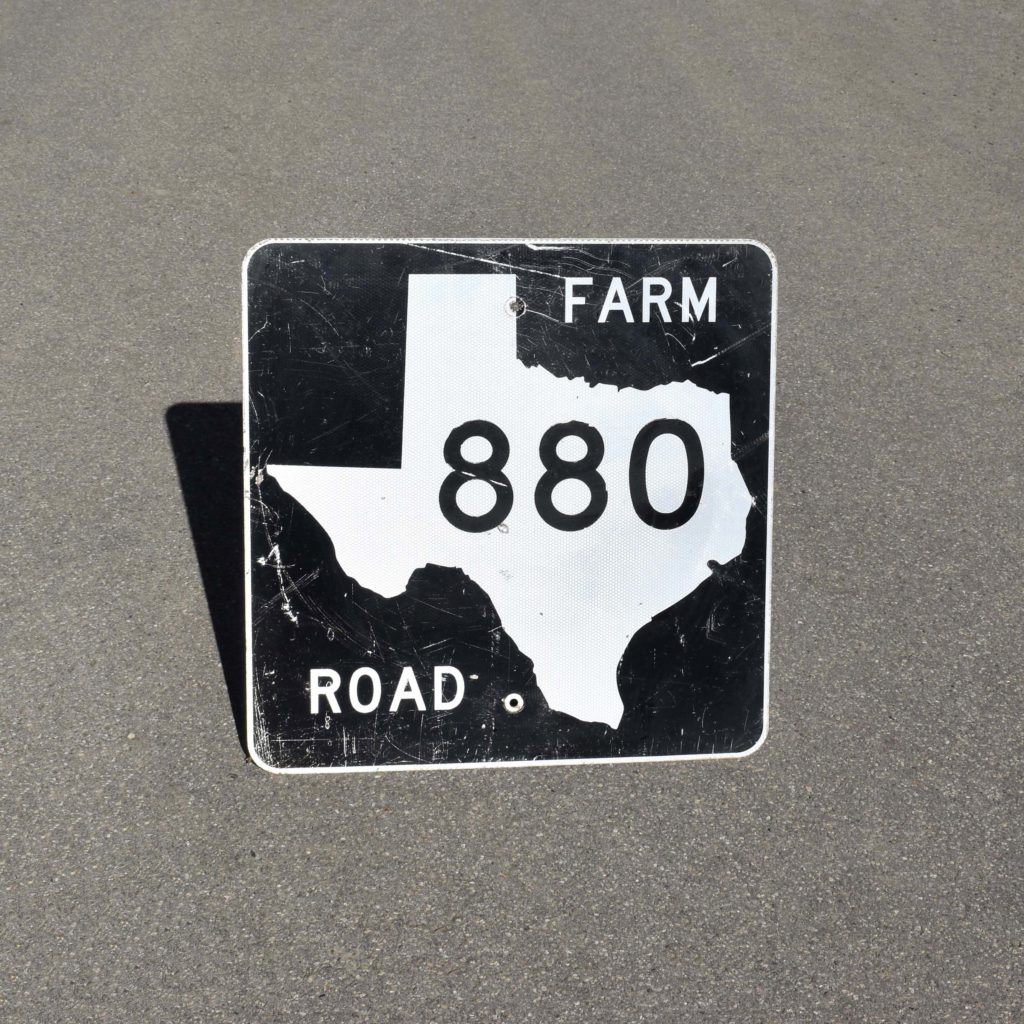 Panneau de circulation américain.Texas Farm road 880. Pour des routes de ferme, dans l'état du Texas. Route 880, patiné.