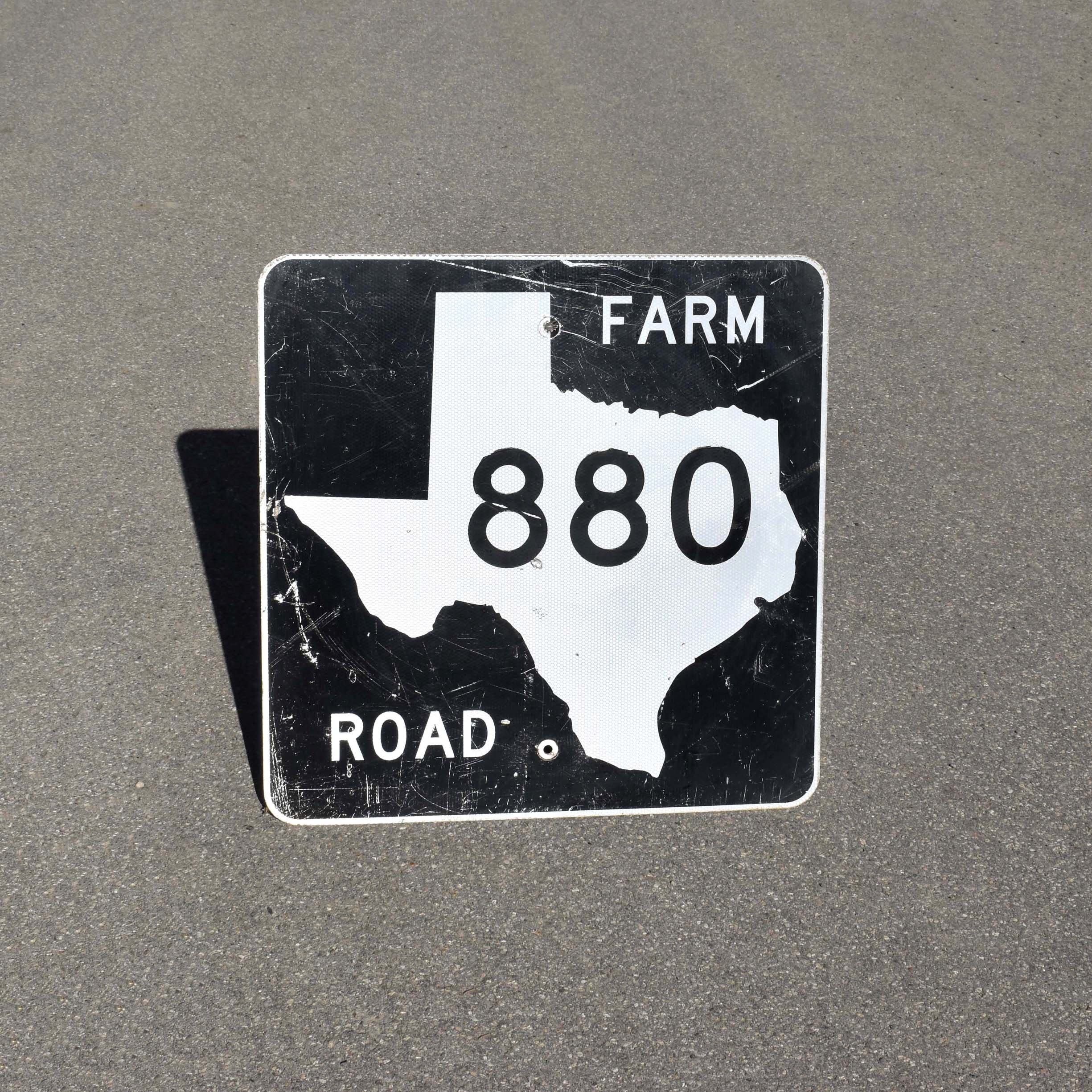 Panneau de circulation américain.Texas Farm road 880. Pour des routes de ferme, dans l'état du Texas. Route 880, patiné.