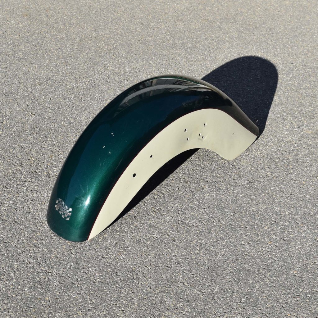 Harley Softail Heritage used 1990 front fender for vintage deco. Pare-boue avant de moto. Pièce détachée, peut-être de Harley-Davidson.
