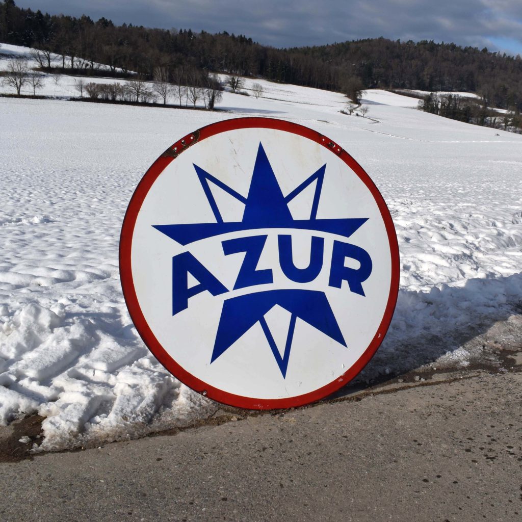 Azur : Belle grande plaque émaillée de totem de station service française des années 1950. Pour la marque d'essence Azur Automobiline, (avant Total).