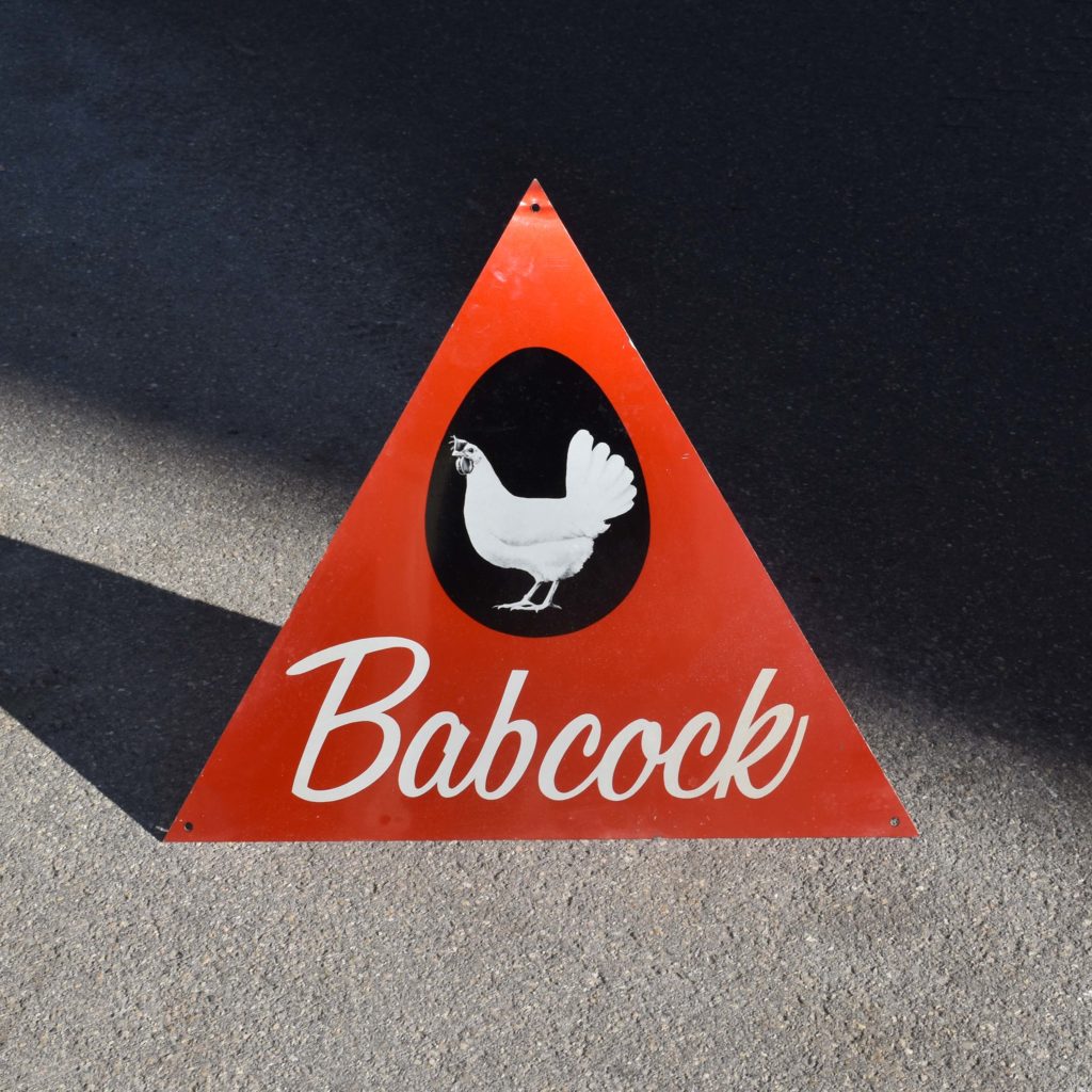 Il s’agit d’un plaquette en tôle alu imprimée, pour le label de matériel d’exploitation avicole “Babcock”. Marque américaine.