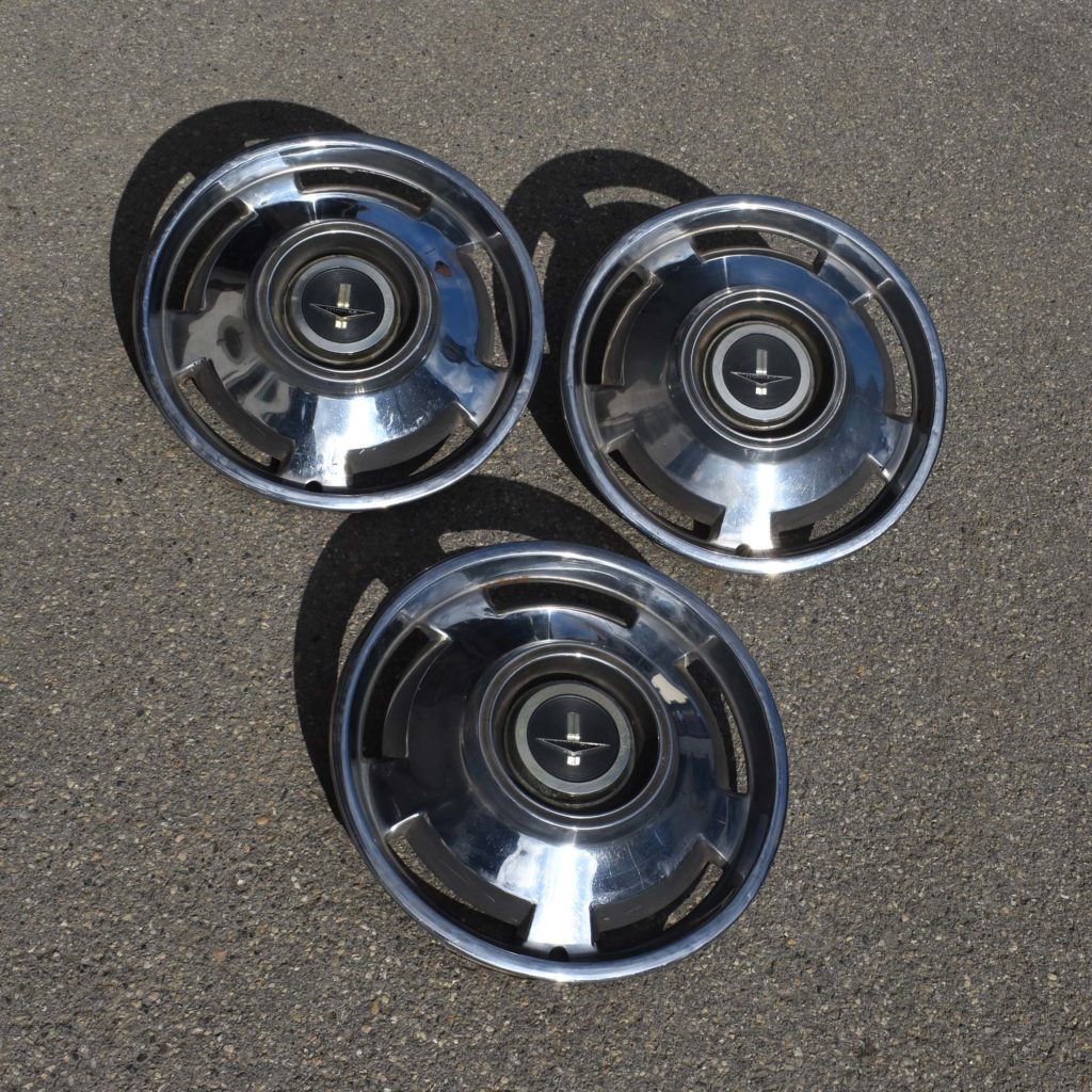 Monza Chevrolet 1965 hubcap Raddeckel enjoliveurs vintage. Pièces détachées d'époque. Chapeaux de roue pour Chevrolet Monza.