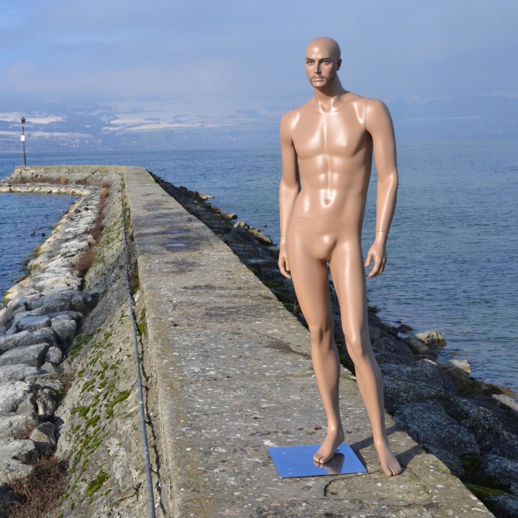 Grand mannequin homme métisse de boutique, hauteur 190cm. Modèle d'occasion. Léger collier de barbe, position décontractée.