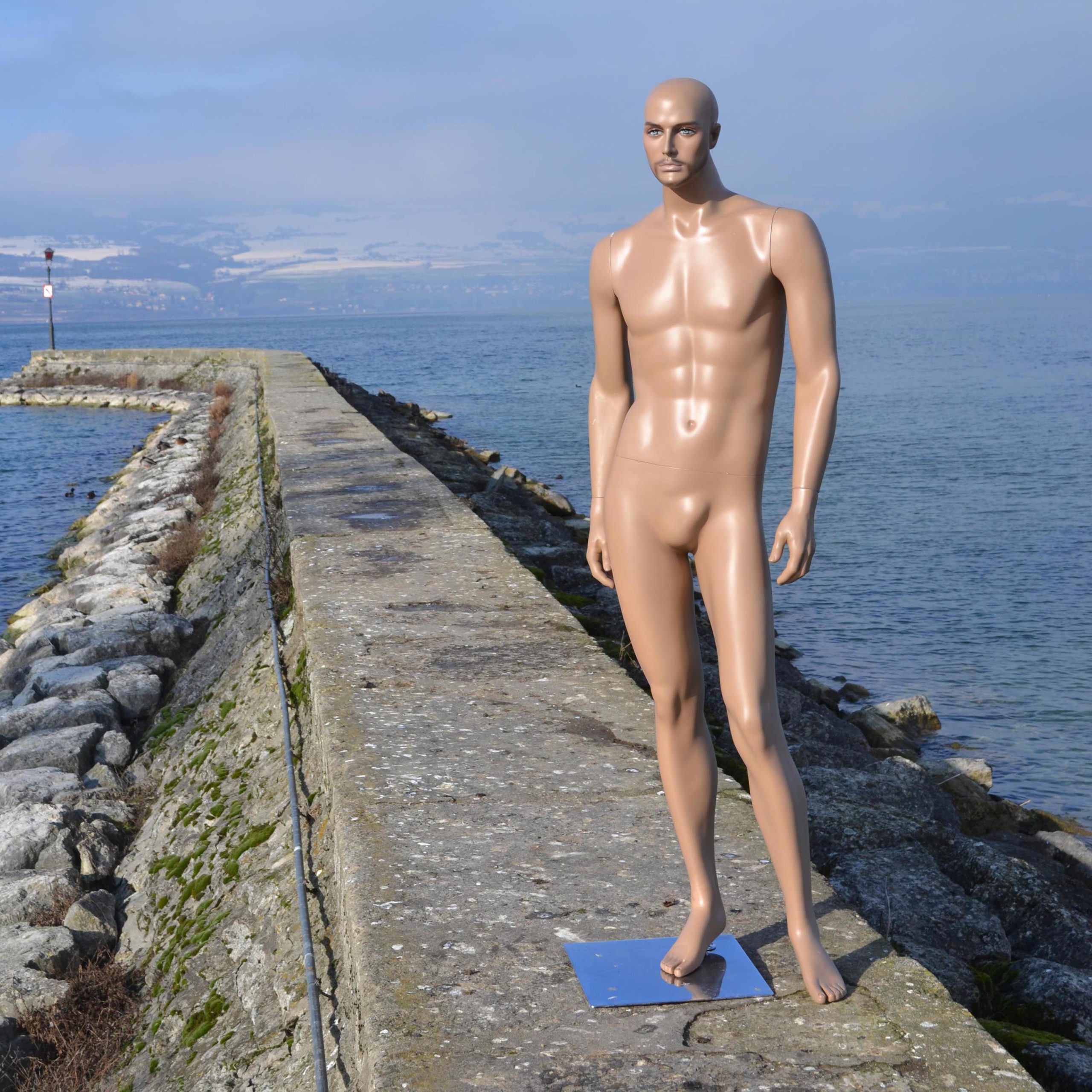 Grand mannequin homme métisse de boutique, hauteur 190cm. Modèle d'occasion. Léger collier de barbe, position décontractée.