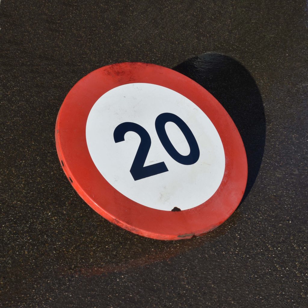 Panneau de signalisation routière vintage : De limitation de vitesse à 20 kilomètres à l'heure. Daté de 1977.