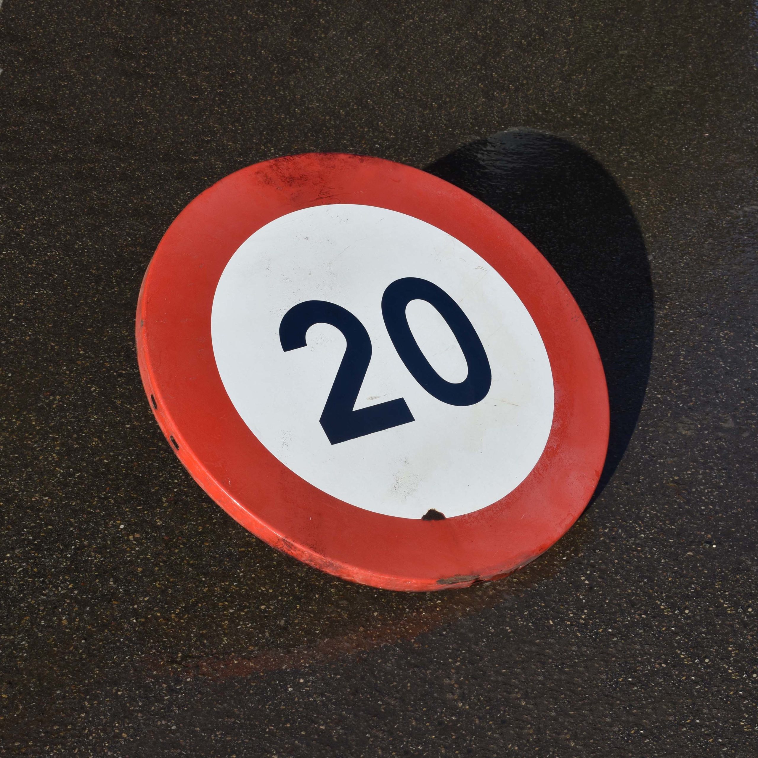 Panneau de signalisation routière vintage : De limitation de vitesse à 20 kilomètres à l'heure. Daté de 1977.