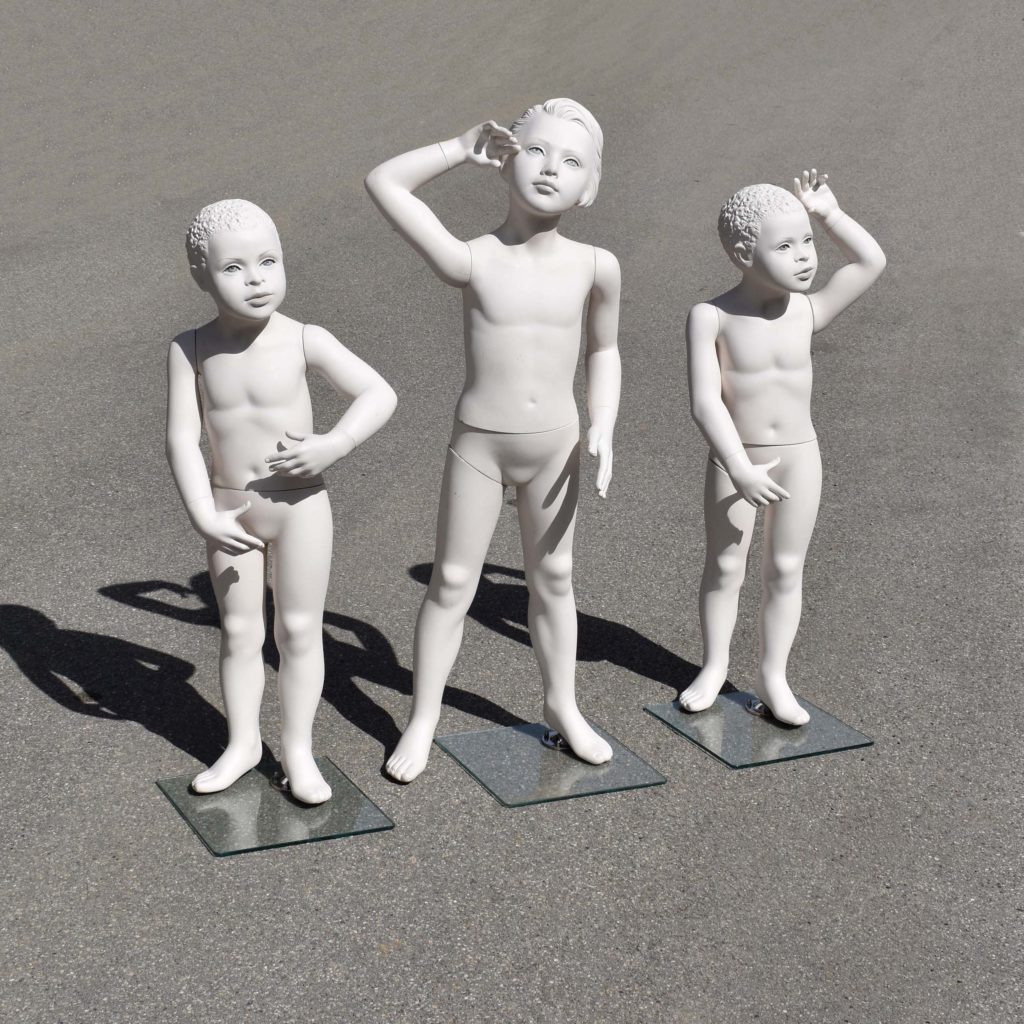 3 mannequins de vitrine enfants label Almax International. Une fillette et 2 garçons aux cheveux moulés. De couleur blanche, socle en verre.