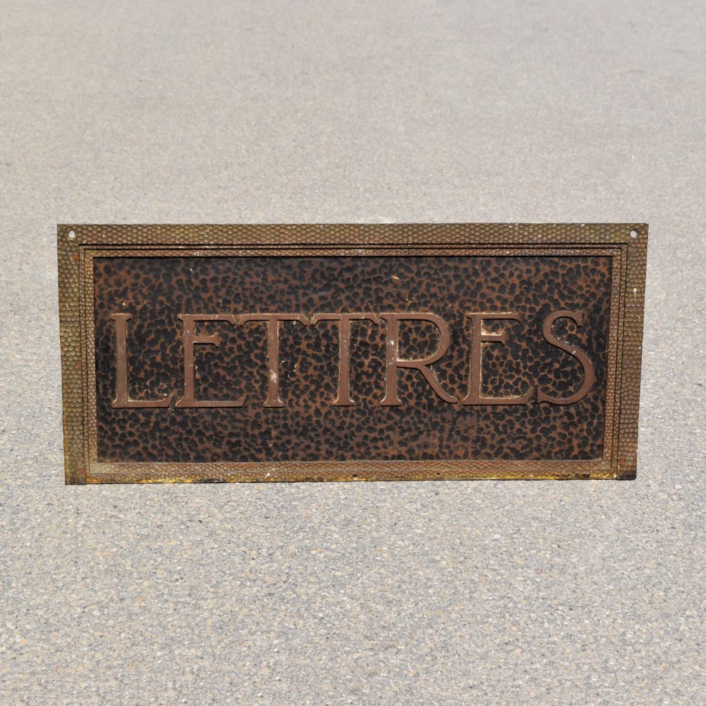 Enseigne lettre de boites aux lettres postales des années 1920 à 30. En acier martelé, avec lettres découpées, et entourage en laiton.