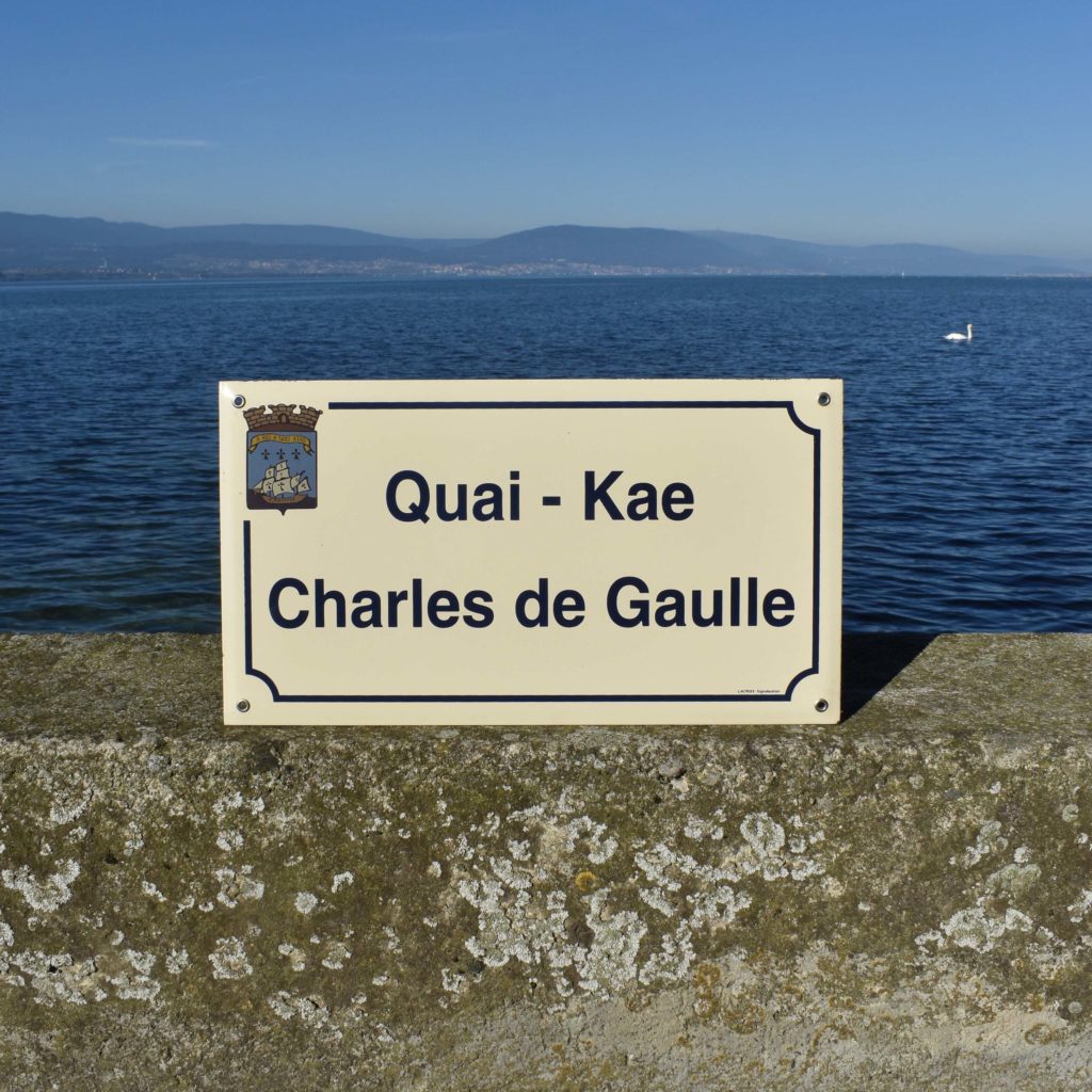 Plaque émaillée de rue quai Charles de Gaulle Roscoff Finistère. Fond beige, lettrage noir, avec le blason de la ville.